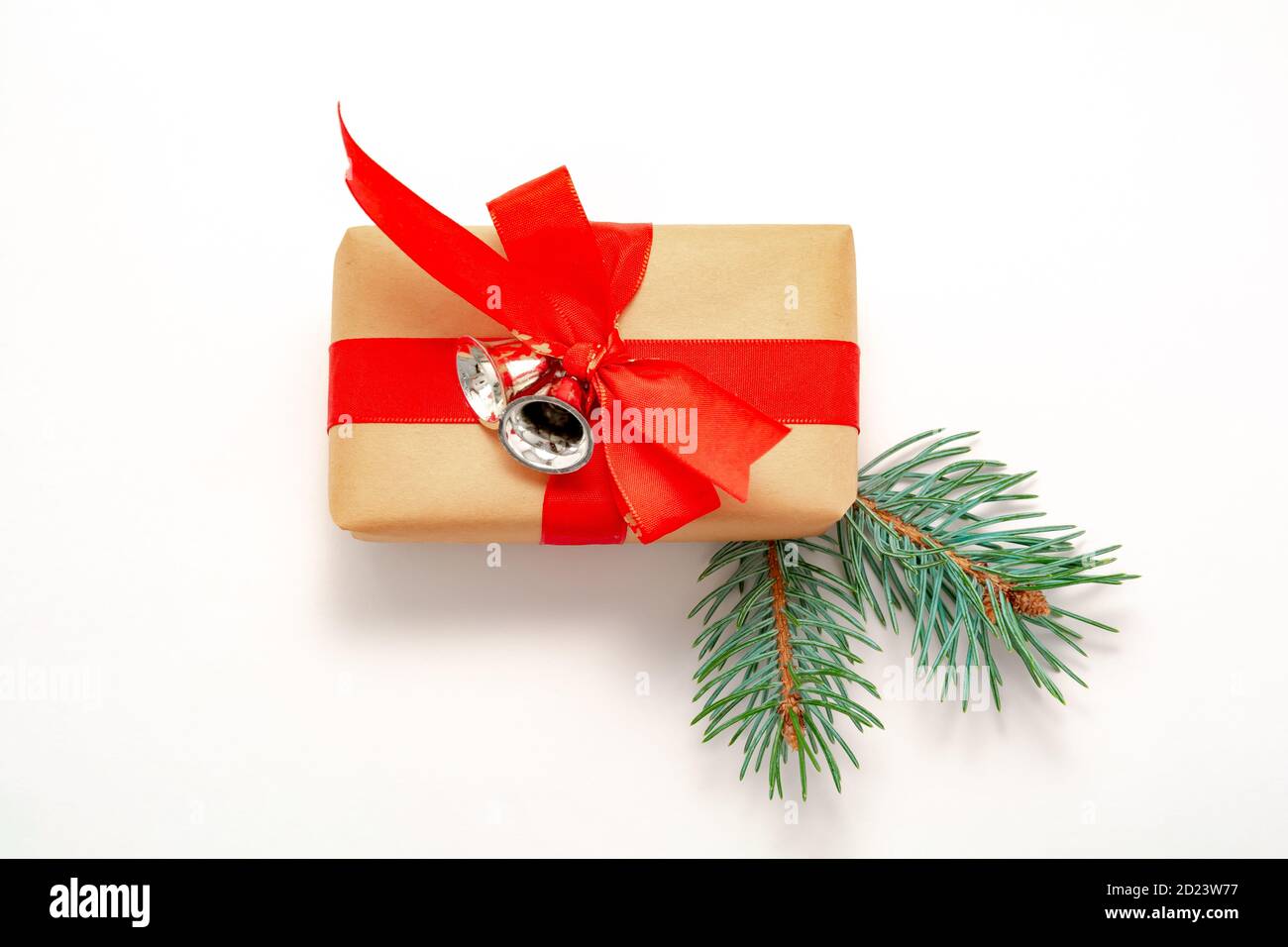 2021 Frohes Neues Jahr Frohe Weihnachten Dekorationen Flatlay Banner Geschenkbox Rotes Band Silberne Glocken Fichte Zweig Draufsicht Stockfotografie Alamy
