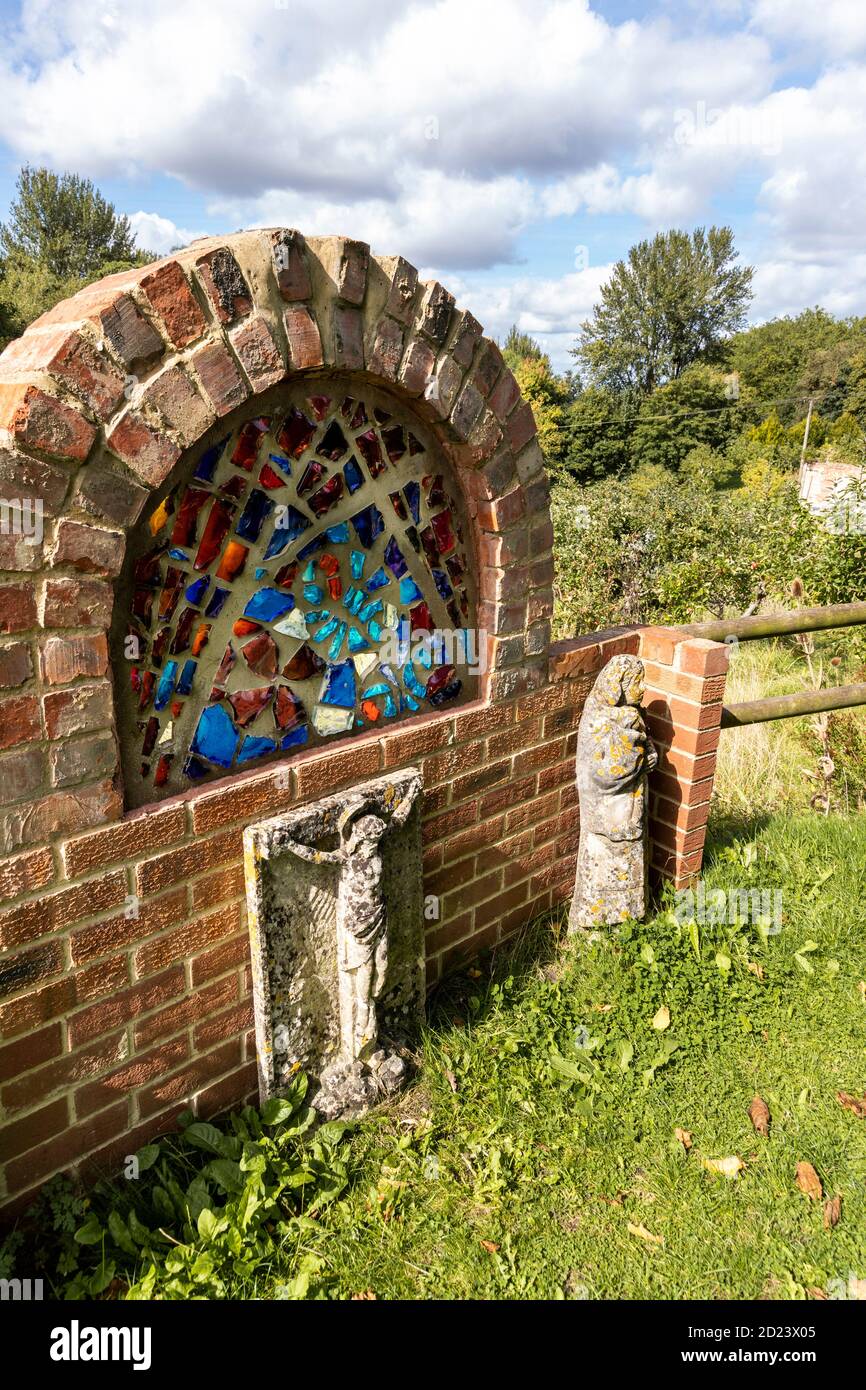 Ein Schrein im Prinknash Monastery Walled Garden auf dem Gelände der Prinknash Abbey auf den Cotswolds in der Nähe von Upton St Leonards, Gloucestershire UK Stockfoto