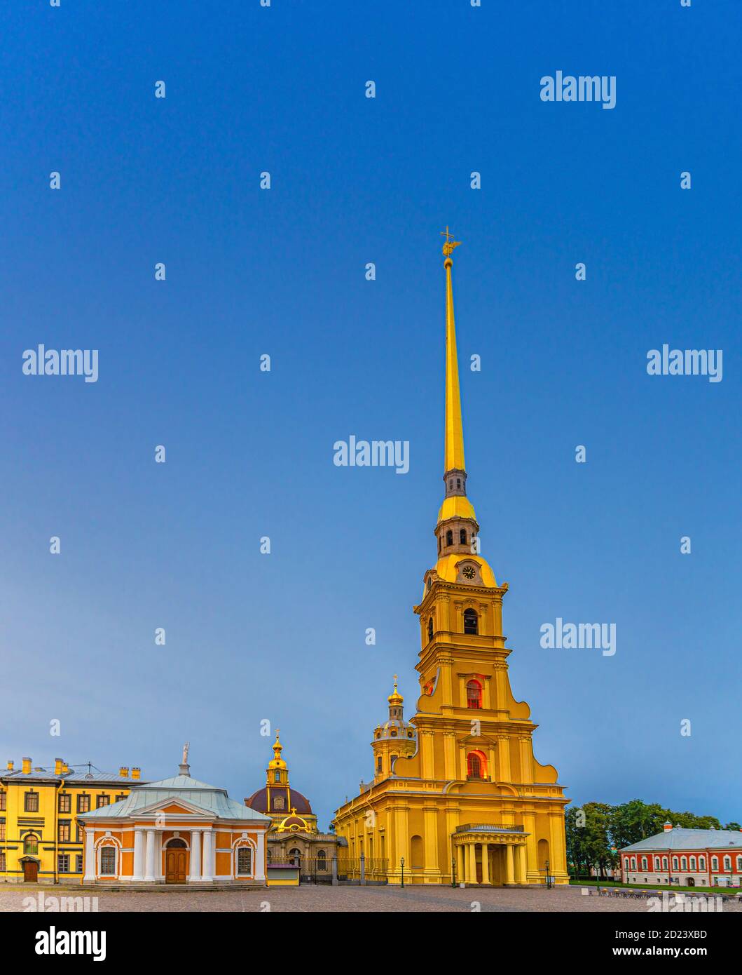 Heilige Peter und Paul Kathedrale Orthodoxe Kirche mit goldenem Turm in Peter und Paul Festung Zitadelle auf Zayachy Hare Insel, Abenddämmerung Dämmerung Ansicht, Sankt Petersburg Leningrad Stadt, Russland Stockfoto