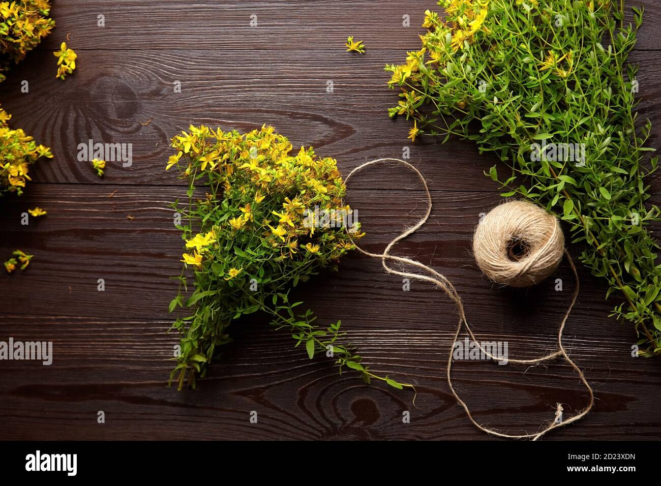 Hypericum perforatum oder johanniskraut Ernte - Blumen Bund mit Seil gebunden, Holzhintergrund, flach legen Stockfoto