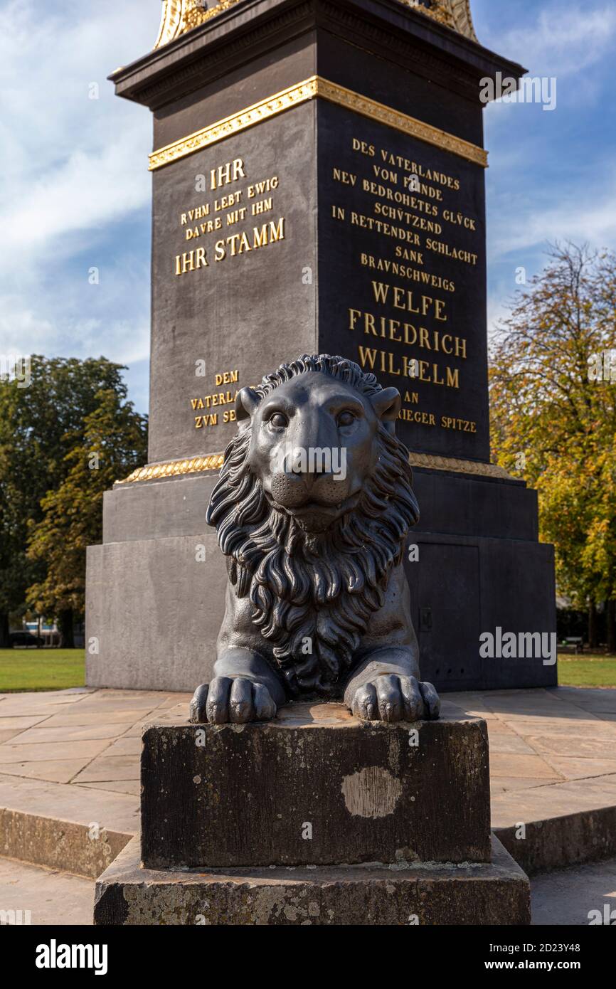 Der Löwenwall-Obelisk ist eine Gedenkstätte für die deutsche Befreiung gegen Napoleon I. Obelisk befindet sich am Löwenwall - öffentlicher Park in der Nähe des Stadtmuseums. Stockfoto