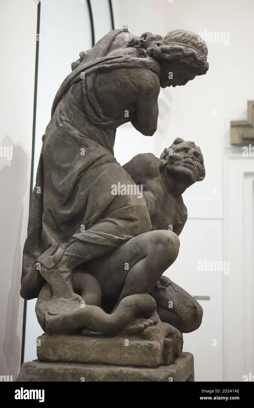 Schwer beschädigte Überreste der ursprünglichen barocken Statue des Teufelsenengels des böhmischen Bildhauers Johann Georg Bendl (Jan Jiří Bendl), die einst neben der Mariensäule (Mariánský sloup) auf dem Altstädter Ring (Staroměstské náměstí) in Prag aufgestellt wurde und heute im Lapidarium des Nationalmuseums ausgestellt ist (Lapidárium Národního muzea) in Prag, Tschechische Republik. Stockfoto