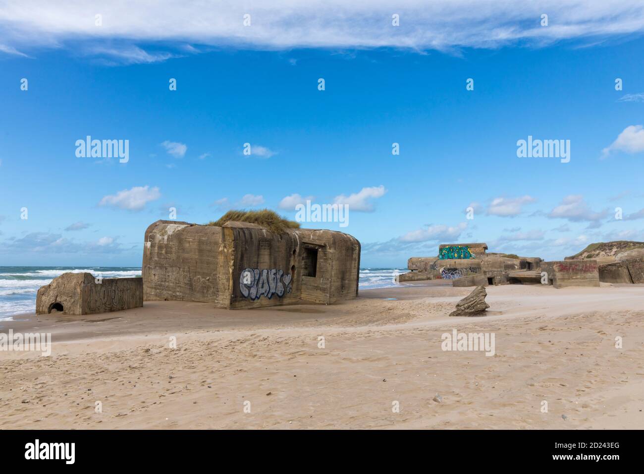 Überreste von Bunkern aus dem Zweiten Weltkrieg, Teil der Atlantikmauer, am Nordseestrand von Løkken, Dänemark Stockfoto