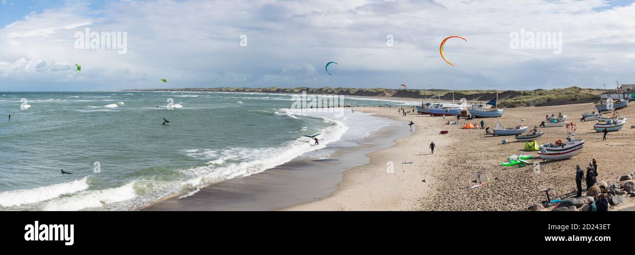 Nørre Vorupør, Dänemark - 5. September 2020: Panoramablick auf den Nordseestrand, der an einem sehr windigen Tag von Kitesurfern und Zuschauern besucht wird Stockfoto