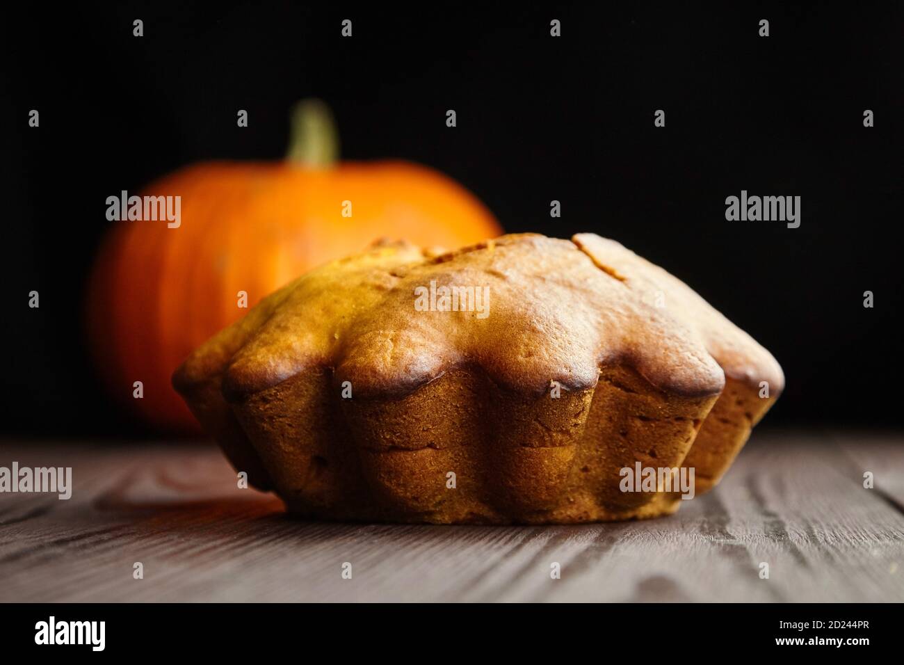 Hausgemachter Kürbisbrot Kuchen auf dunklem Hintergrund. Kürbis halloween Mahlzeiten. Stockfoto
