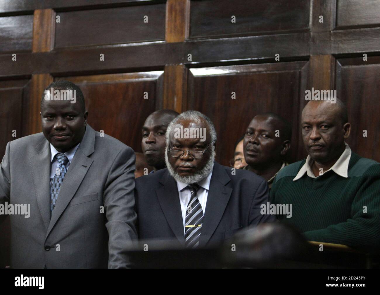 Der Kenianische Parlamentsabgeordnete Fred Kapondi L Und Der Stellvertretende Strassenminister Wilfred Machage C Stehen Auf Dem Dock Wahrend Sie Am 16 Juni 2010 Vor Kenias Oberster Gerichtshof In Nairobi Erscheinen Die Kenianische