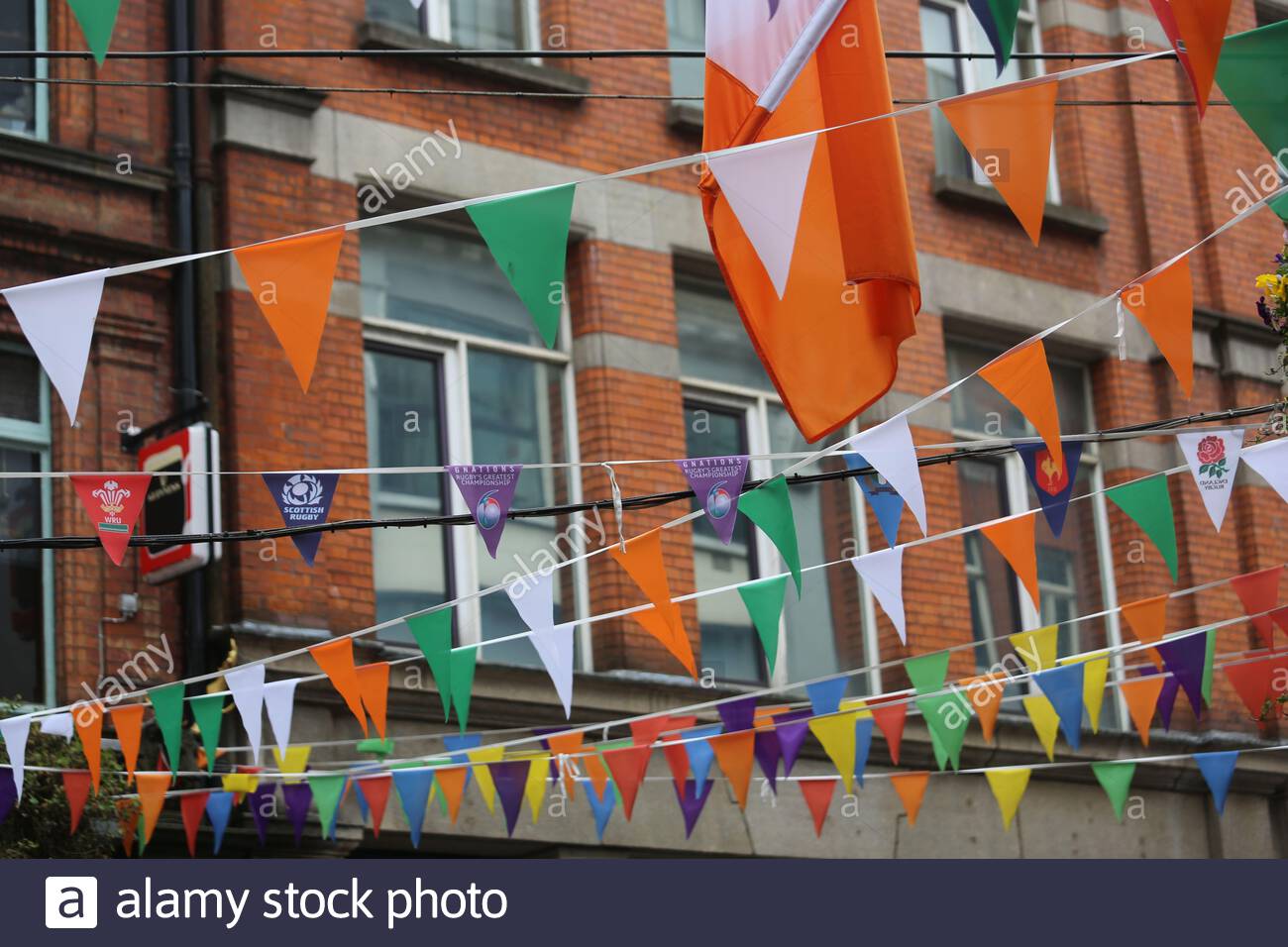 Irischer Tricolor-Streifen, der über einer Seitenstraße in der Innenstadt hängt Dublin Stockfoto