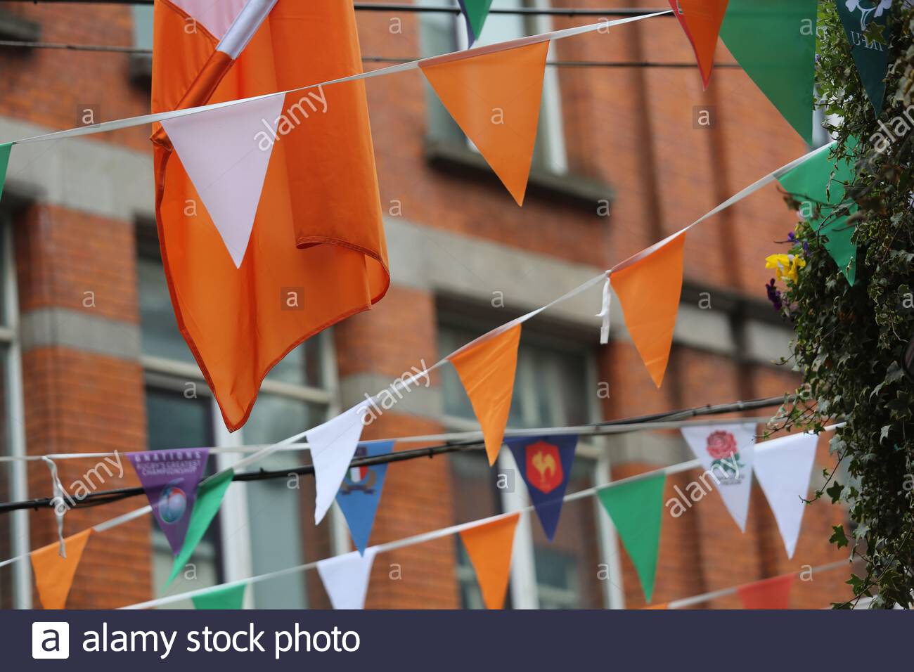 Irischer Tricolor-Streifen, der über einer Seitenstraße in der Innenstadt hängt Dublin Stockfoto