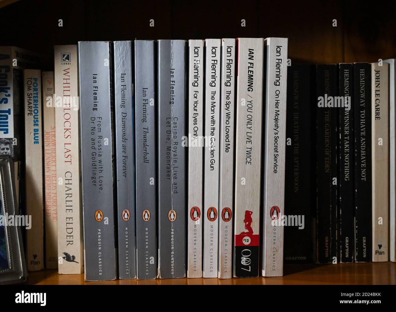 James Bond Spionage Romane geschrieben von Autor Ian Fleming und  Veröffentlicht von Penguin Bücher in den 1950er und 1960er Jahren, die  Wurden in Filme gemacht Stockfotografie - Alamy