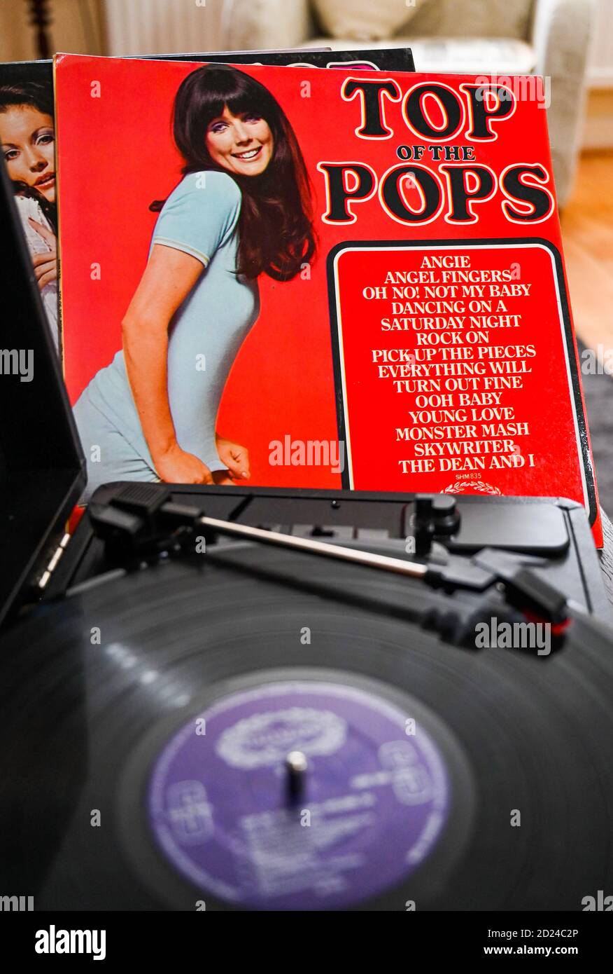 Die bekannten Top of the Pops Alben aus dem 1960s 1970s & 80s mit anonymen Cover-Versionen von Hit Songs, die Teil der Popkultur Nostalgie sind Stockfoto