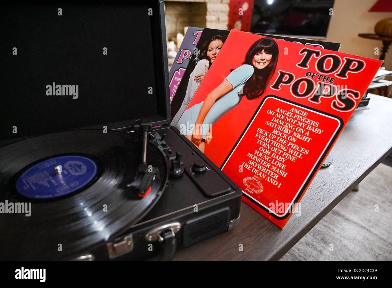 Die bekannten Top of the Pops Alben aus dem 1960s 1970s & 80s mit anonymen Cover-Versionen von Hit Songs, die Teil der Popkultur Nostalgie sind Stockfoto