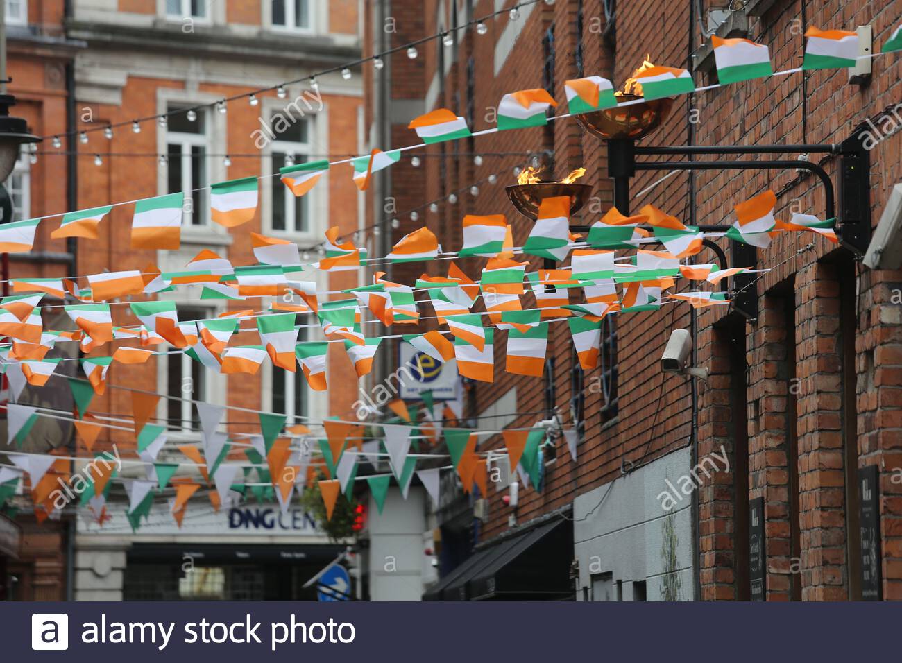 Irischer Tricolor-Streifen, der über einer Seitenstraße in der Innenstadt hängt Dublin Stockfoto