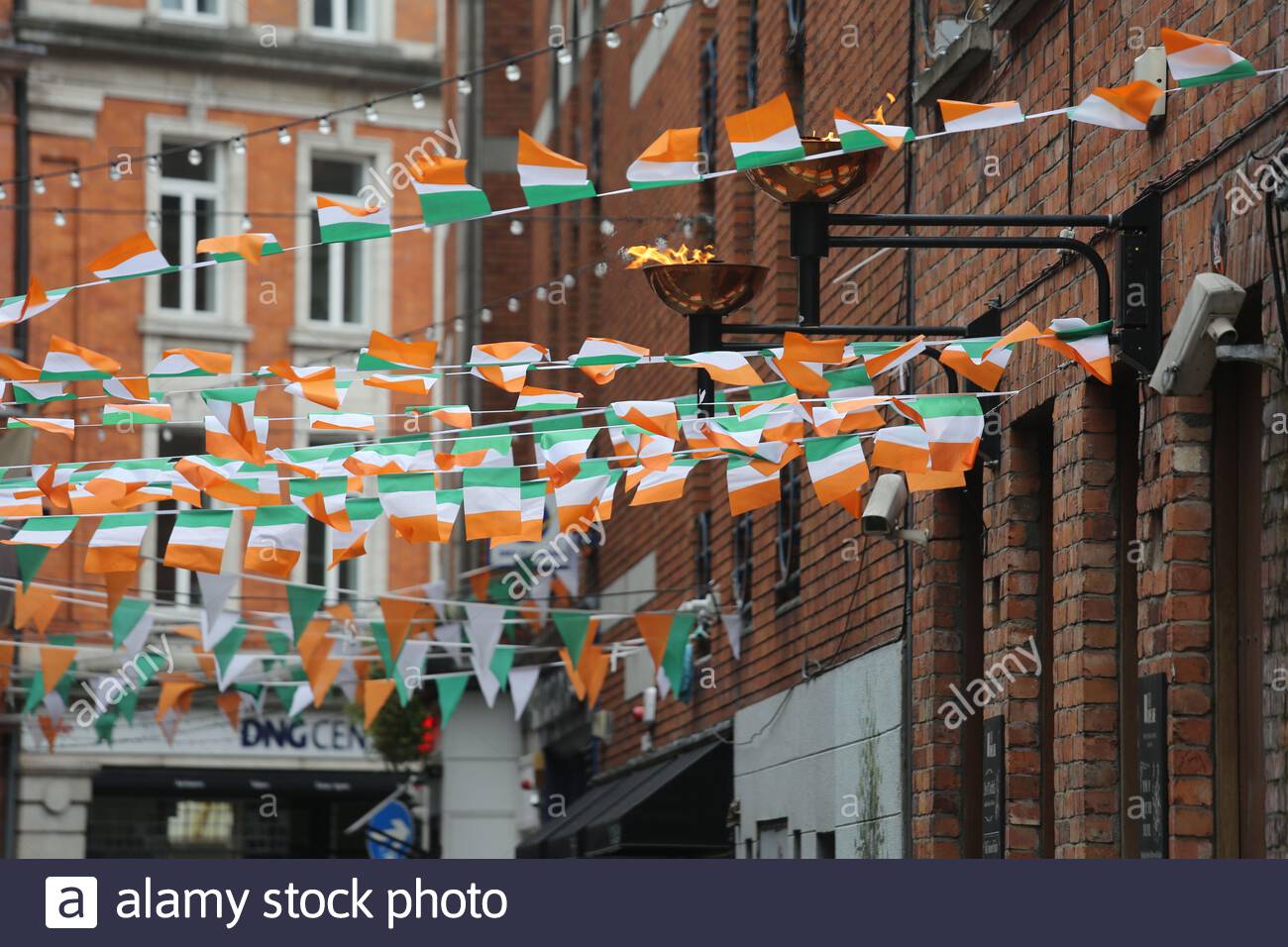 Irischer Tricolor-Streifen, der über einer Seitenstraße in der Innenstadt hängt Dublin Stockfoto