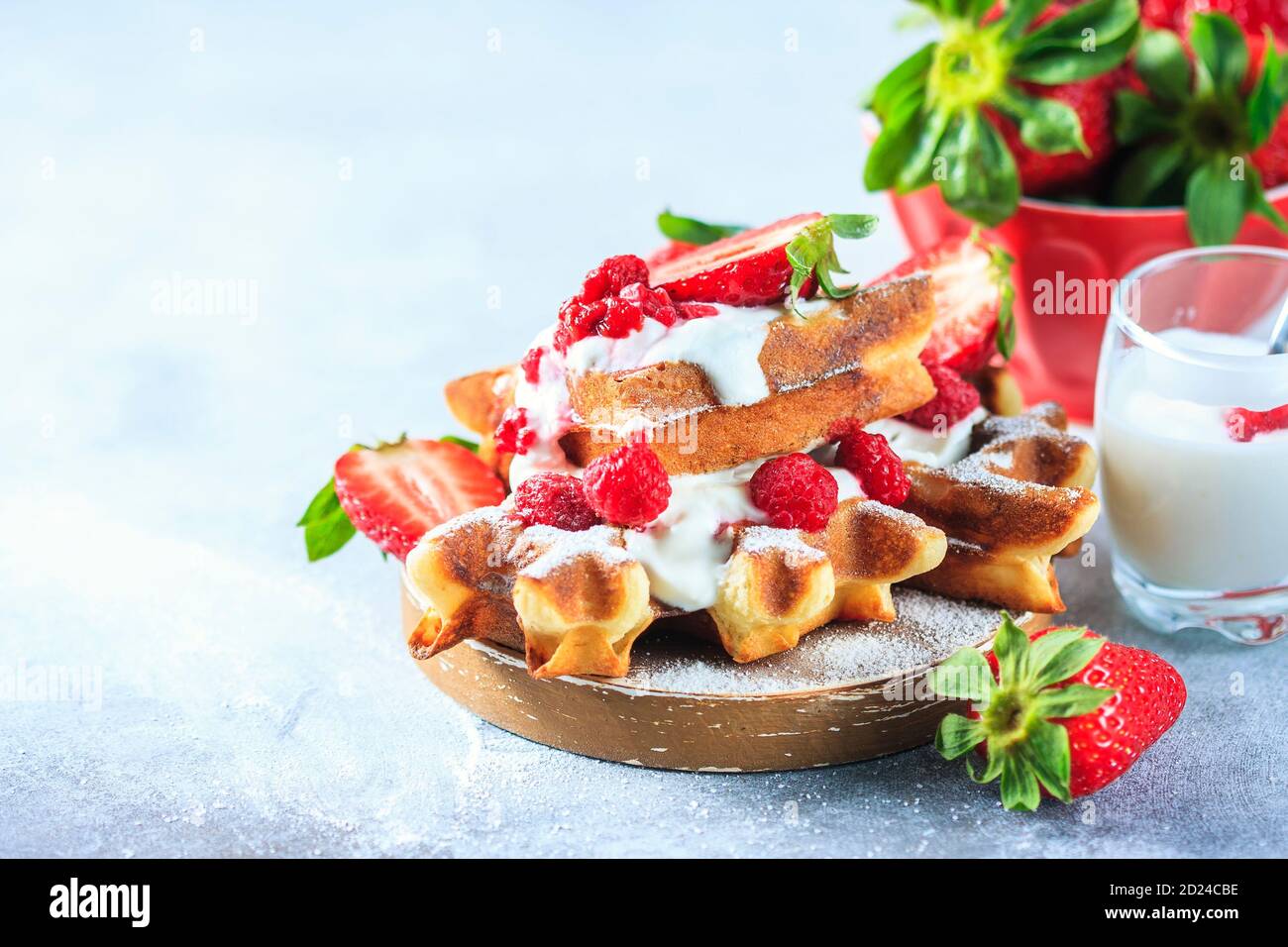 Belgische Waffeln mit Creem und Himbeeren und Erdbeeren Stockfotografie ...