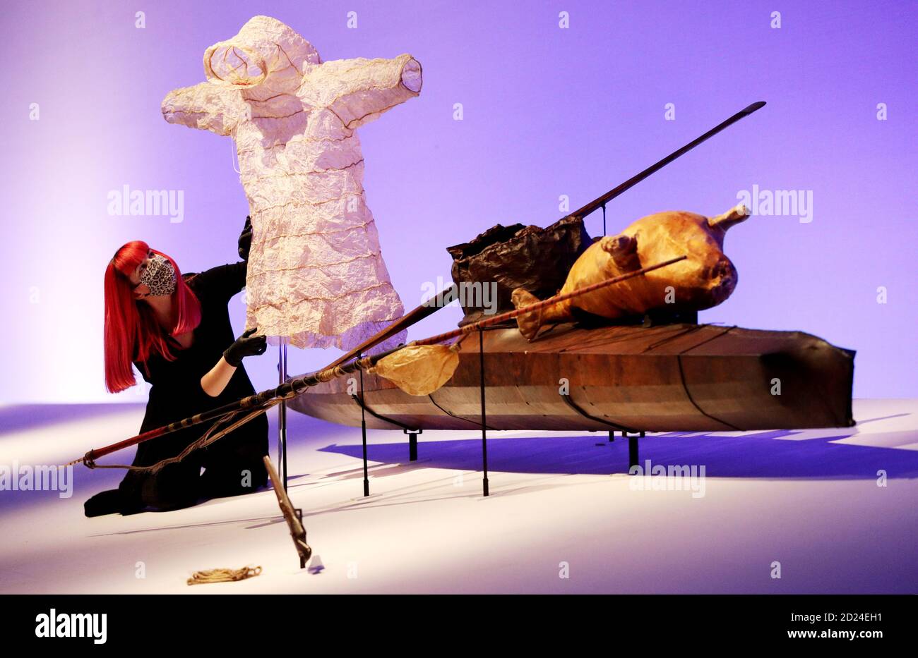 Sammlungsmanager Sam Wyles bearbeitet einen Yupiit Seal gut Parka, Teil einer Kajaksammlung aus dem 19. Und 20. Jahrhundert, die während einer Vorschau hinter die Kulissen der Ausstellung "Arctic: Culture and Climate" im British Museum, London, zur Schau gestellt wird. Stockfoto