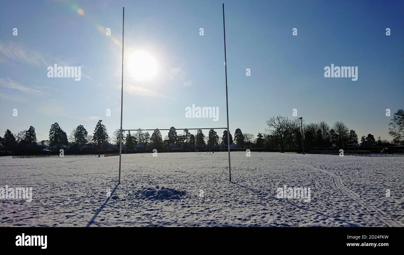 Ein schneebedeckter Rugby-Platz an einem verschneiten Morgen in Surrey Stockfoto