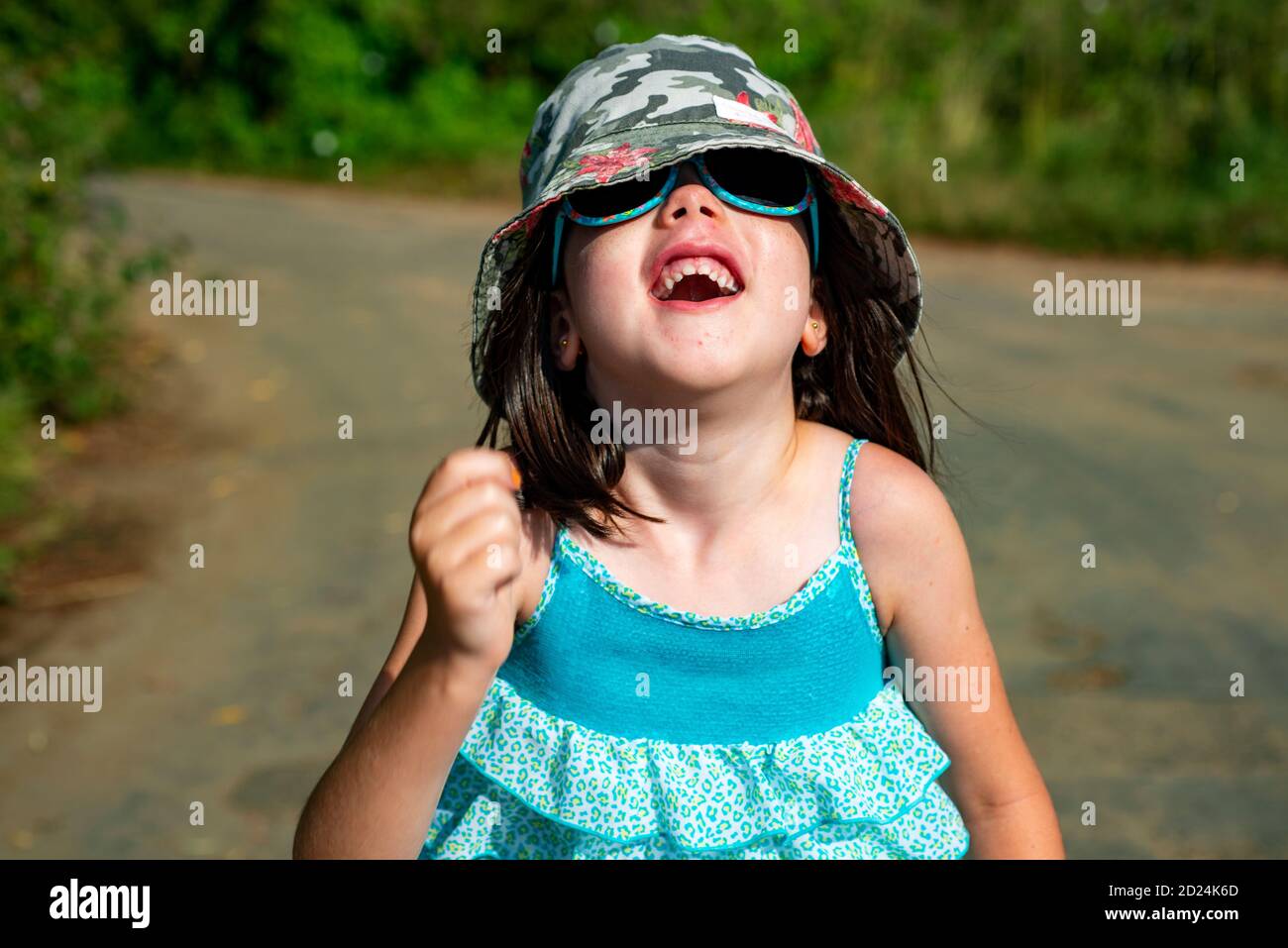 Junges Mädchen, das Spaß während eines Sommerspaziergangs hat Stockfoto