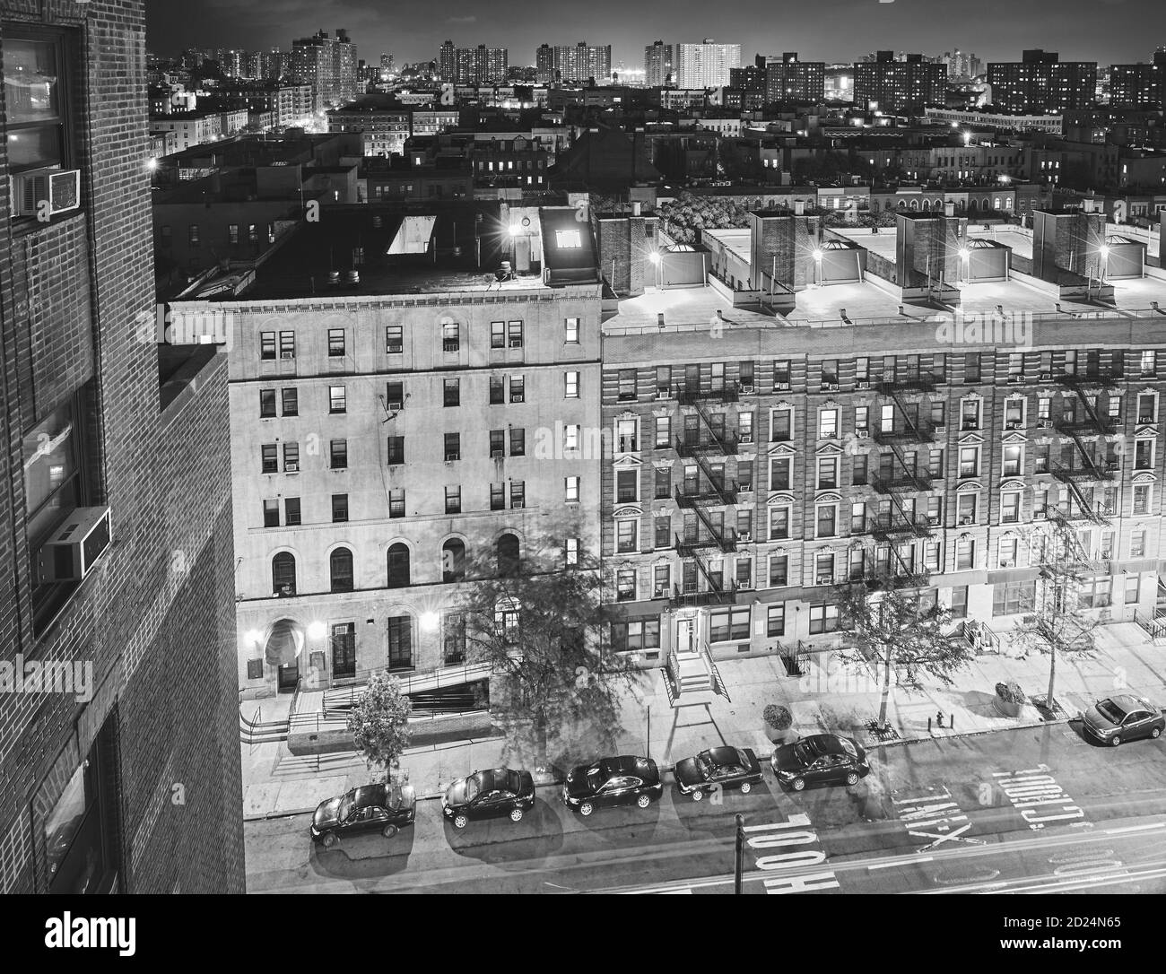 Schwarz-Weiß-Bild von Harlem Nachbarschaft bei Nacht, New York City, USA. Stockfoto
