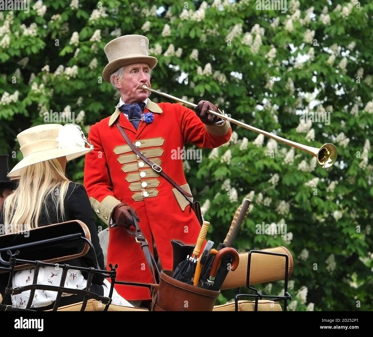 Mail Coach Wächter bläst ein Post Horn Stockfoto