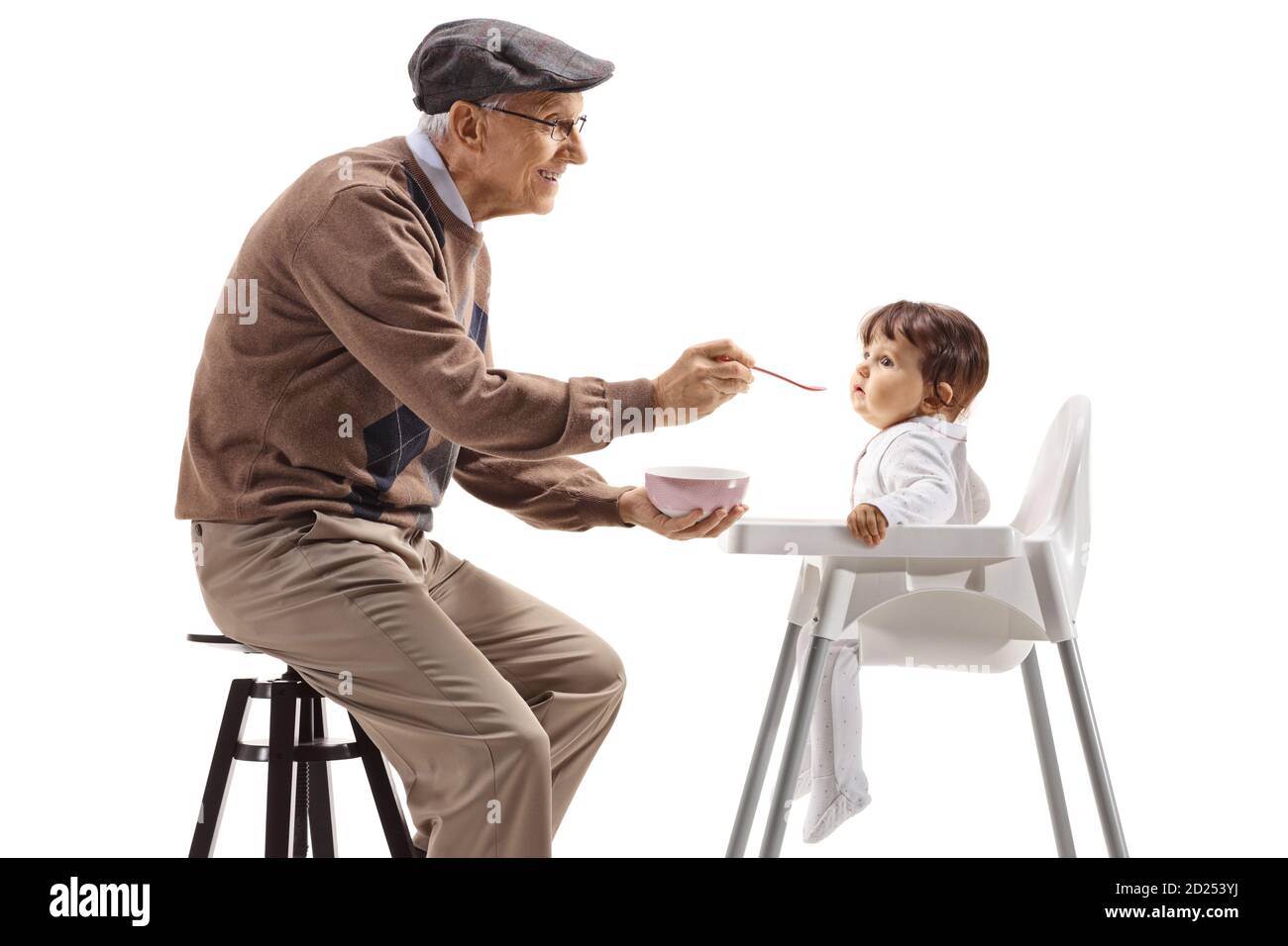 Älterer Mann, der ein Baby mit einem isolierten Löffel füttert Weißer Hintergrund Stockfoto