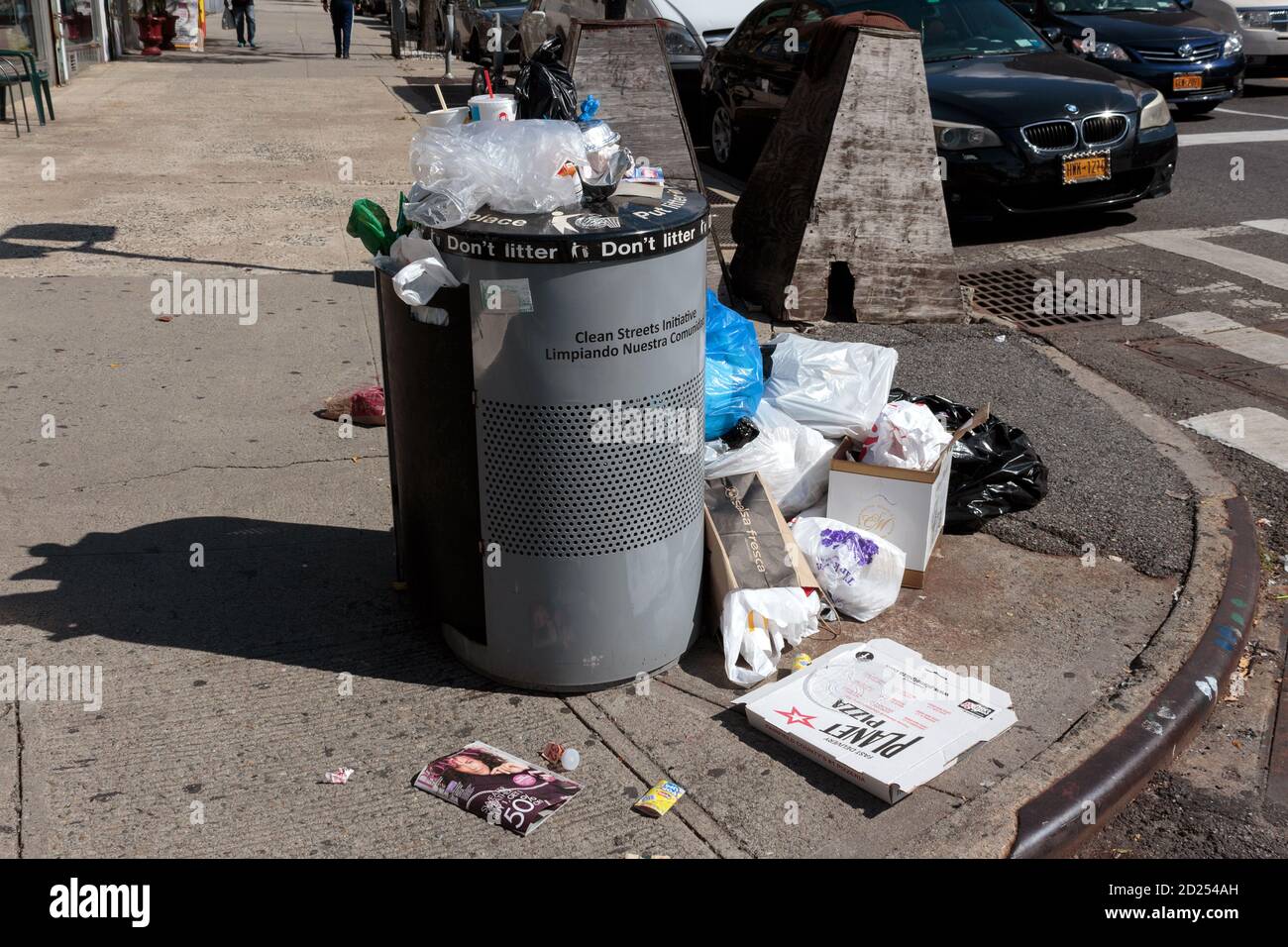 Überlaufender öffentlicher Abfalleimer oder Mülleimer an einer Ecke In New york City mit den Worten nicht Wurf geschrieben Darauf Stockfoto