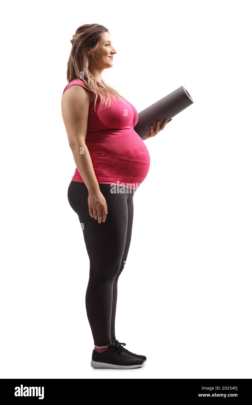 In voller Länge Profilaufnahme einer schwangeren Frau in der Hand Übungsmatte isoliert auf weißem Hintergrund Stockfoto