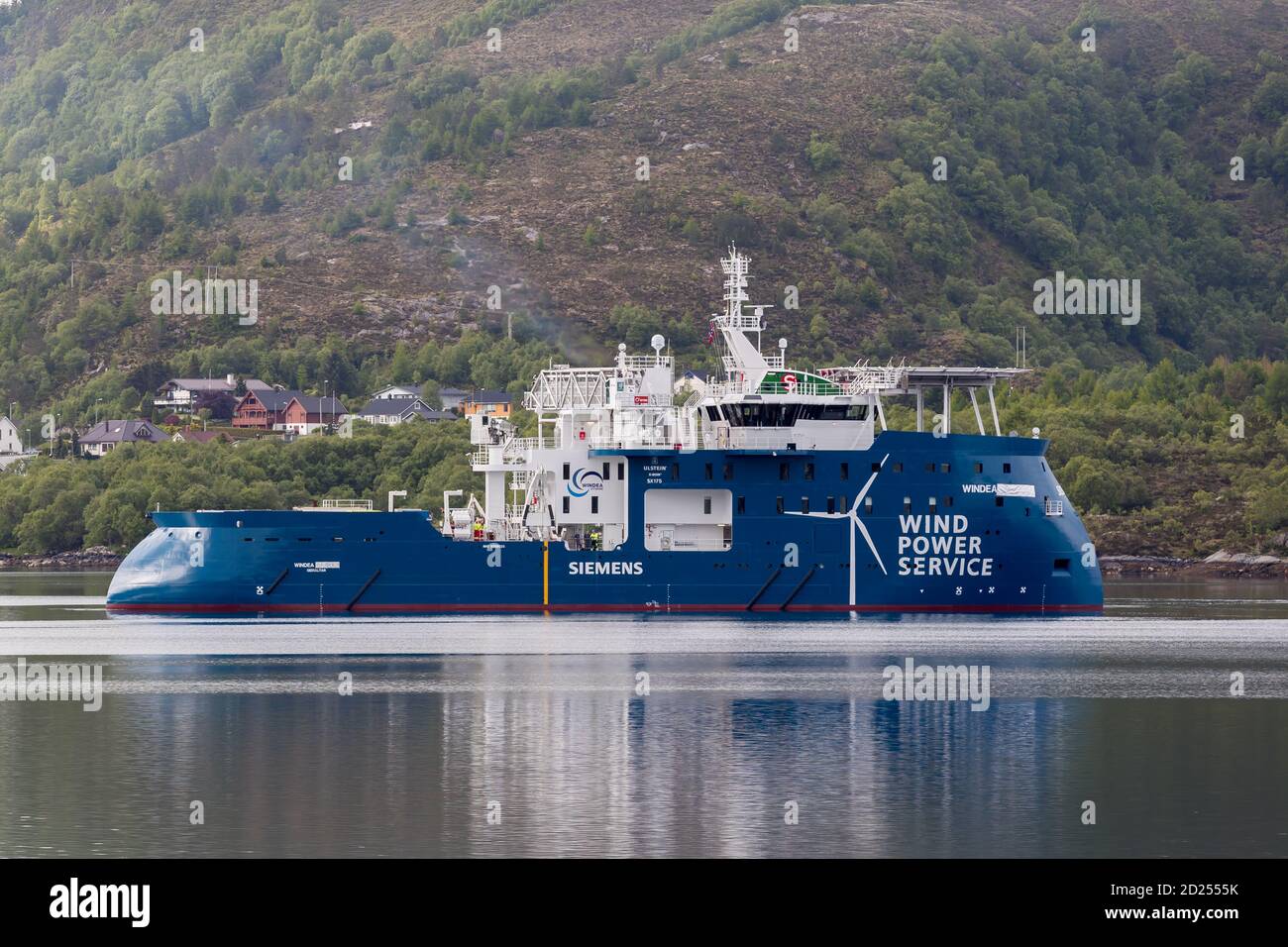 ULSTEINVIK, NORWEGEN - 2016. JULI 06. WINDEA Wind Power Service Schiff im norwegischen Fjord für Seeweg. Stockfoto
