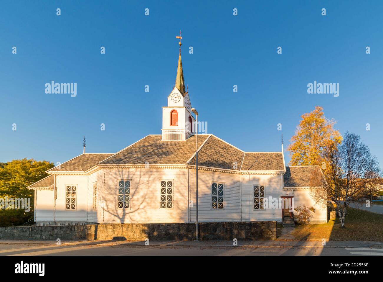 ULSTEINVIK, NORWEGEN - 2016. NOVEMBER 06. Ulsteinvik Kirche mit Herbstfarbe und blauem skye. Stockfoto