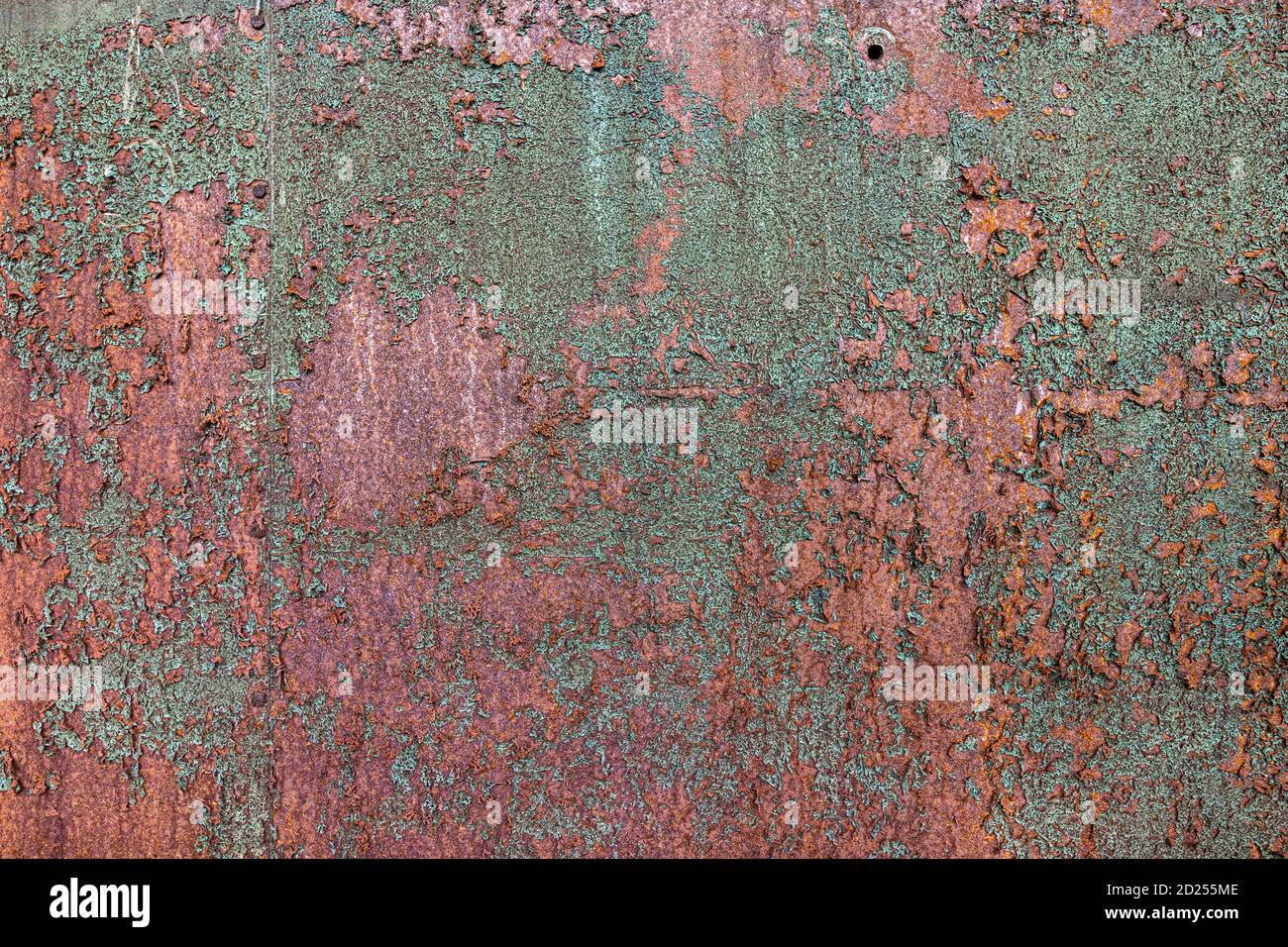 Grün und orange rostende zerfallende Metallstruktur Stockfoto