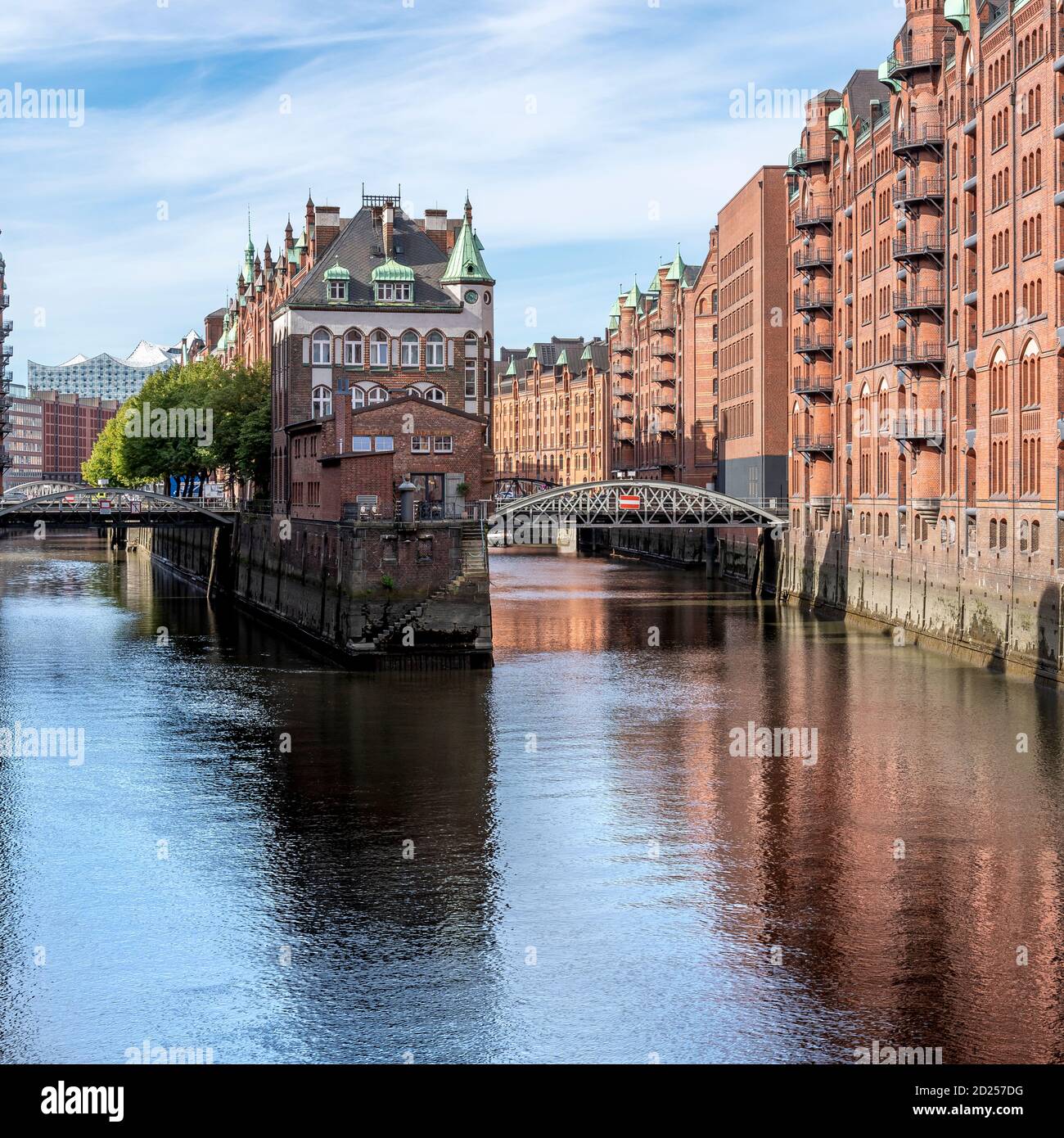 Das Restaurant Wasserschloss ist das ikonische Zentralgebäude auf einer Insel in der Speicherstadt in Hamburg. Erbaut von 1883 - 1927. Stockfoto
