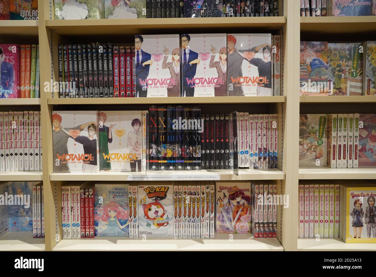 Verschiedene japanische Zeichentrickbücher zum Verkauf in einer Buchhandlung. Anime, Mange. Verschiedene Mangas auf dem Display zum Verkauf. Manga-Comics. Japanische Kultur. Japan CO Stockfoto