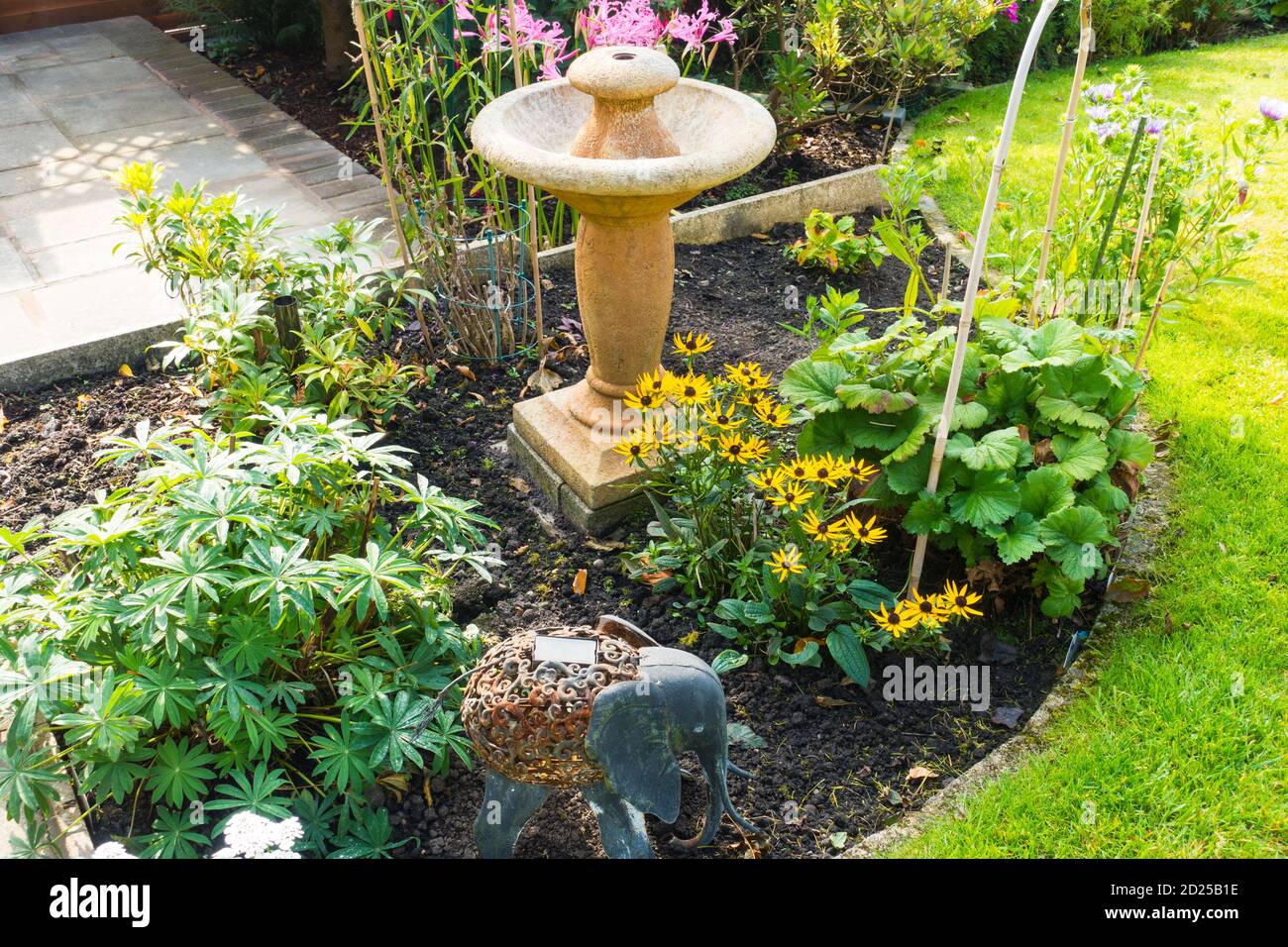Stein Vogelbad Mit Wasser Stockfotos Und Bilder Kaufen Alamy
