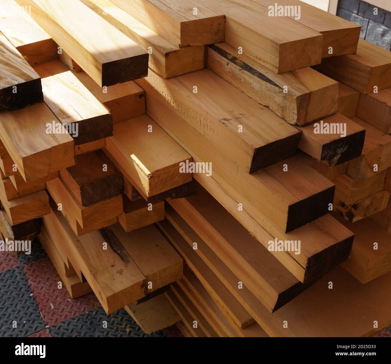Möbel, Türen, Fensterrahmen und Tische im Werk. Holzschnitt für die Herstellung eines Türrahmens, Fensterrahmen für die Verwendung in Gebäuden, Business. Schneiden Stockfoto