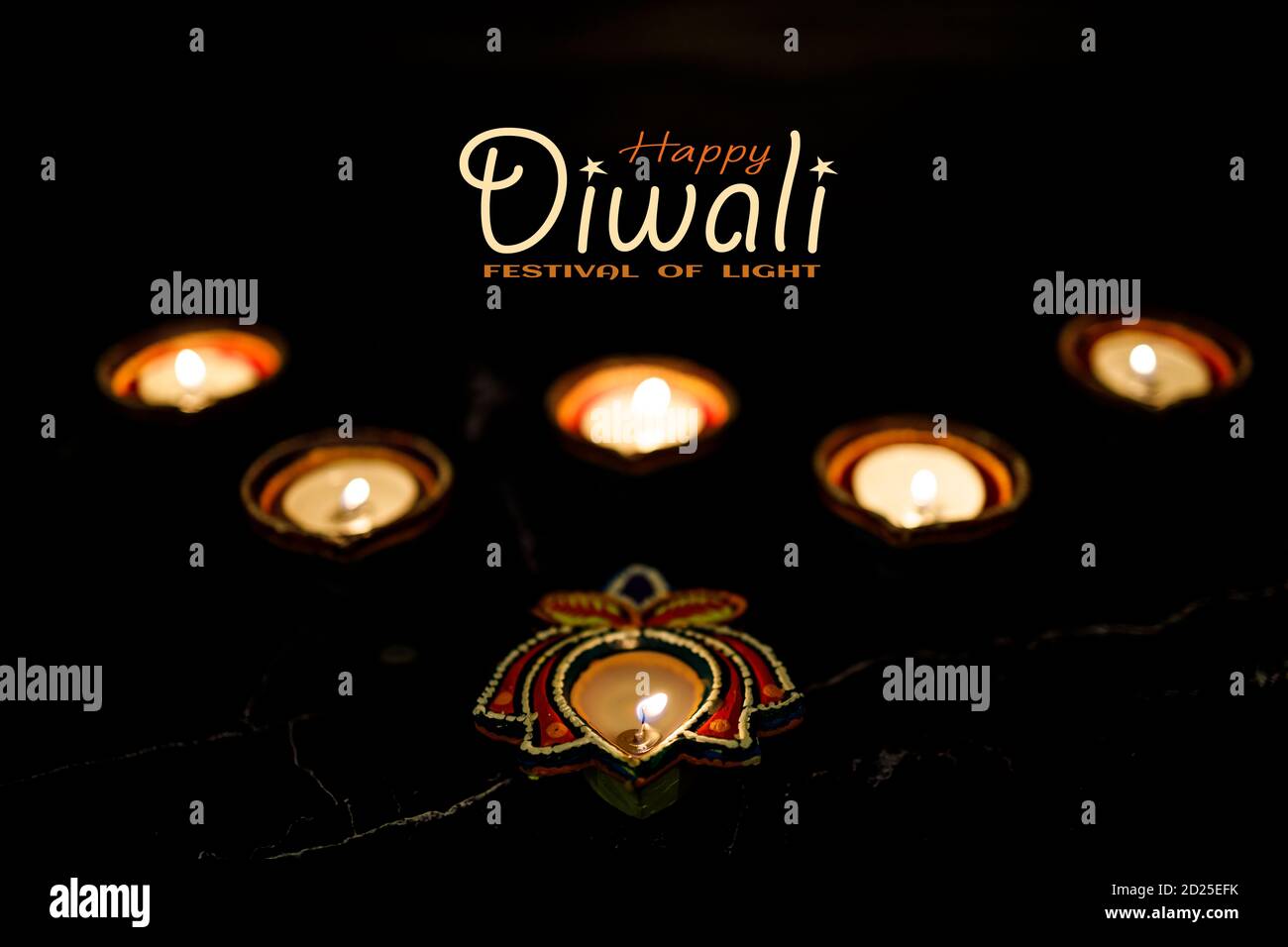 Happy Diwali - Ton Diya Lampen während Dipavali, hinduistischen Festival der Lichter Feier beleuchtet. Bunte traditionelle Öllampe Diya auf dunklem Hintergrund. Kopieren Stockfoto