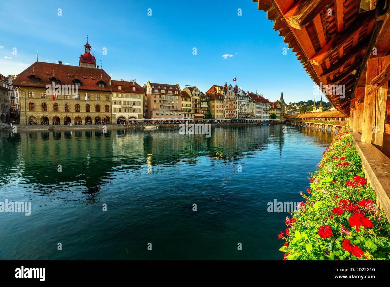 Altstadt von Luzern am Vierwaldstättersee, Schweiz. Kornschutte oder Rathaus aus historischer gedeckter Holzkapellbrücke mit Wasserturm und Stockfoto