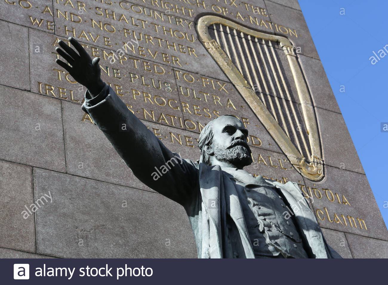 Statue von Charles Parnell in der O'Connell Street Dublin, Irland an einem hellen Tag. Stockfoto