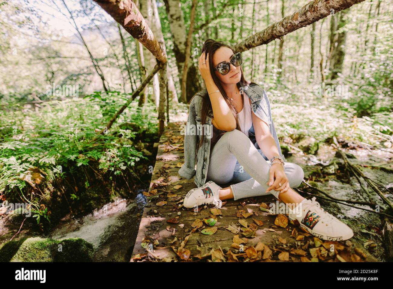 Frau entspannen im Herbstwald Stockfoto