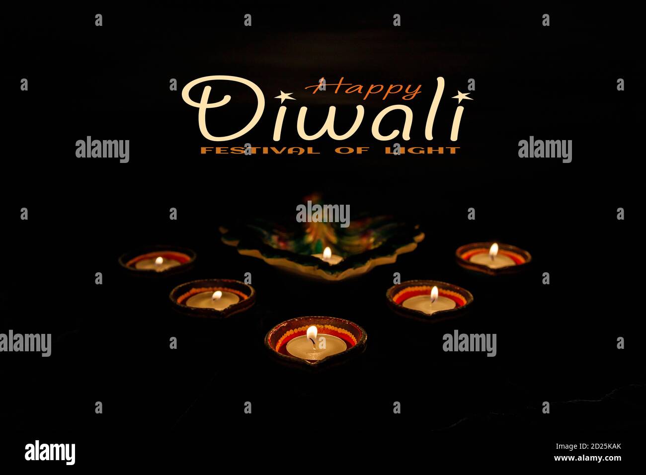 Happy Diwali - Ton Diya Lampen während Dipavali, hinduistischen Festival der Lichter Feier beleuchtet. Bunte traditionelle Öllampe Diya auf dunklem Hintergrund. Kopieren Stockfoto