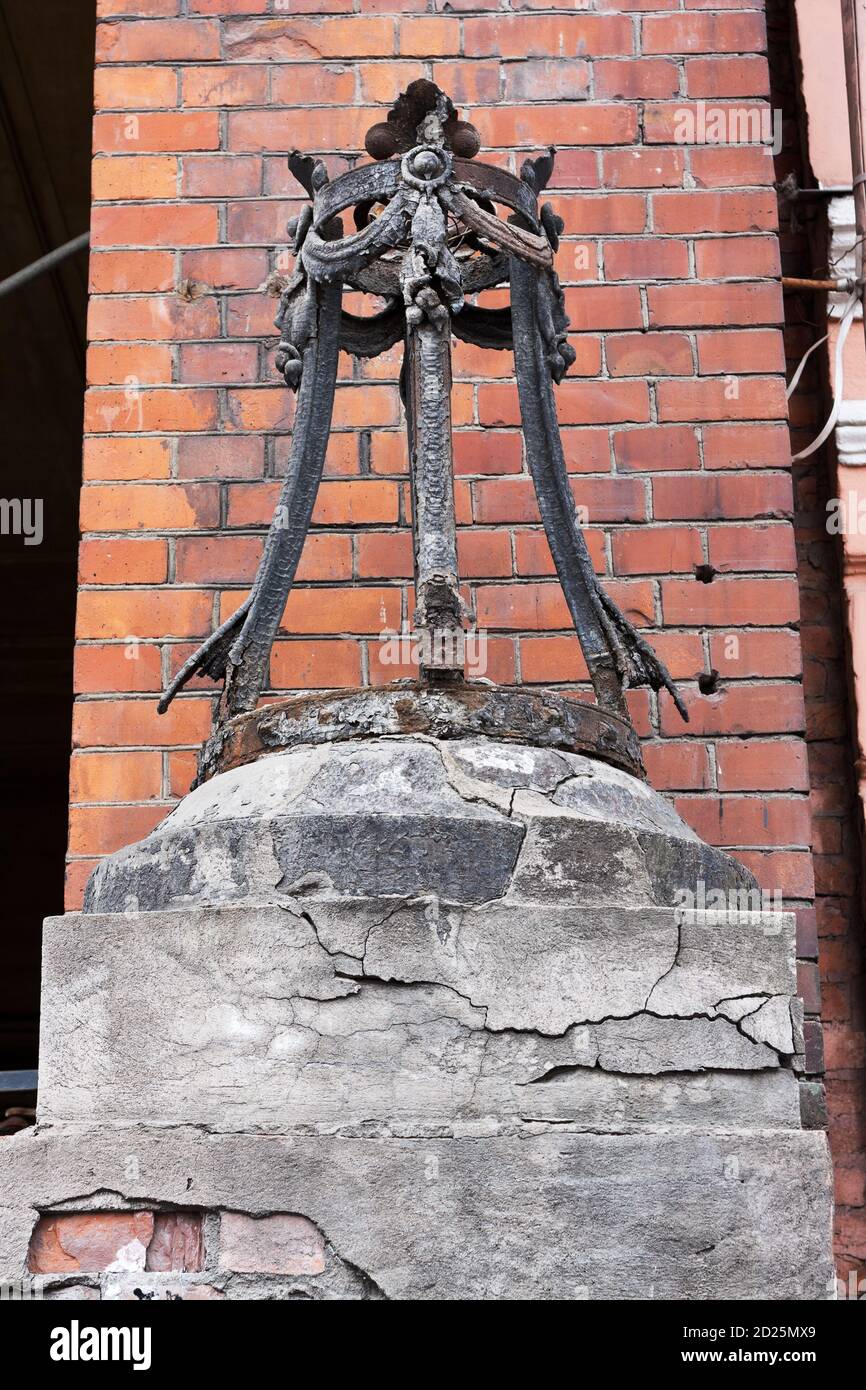 Sankt Petersburger Herrenhaus im Jugendstil, erbaut 1896-1897 vom Architekten Leonty Benois. Kamennoostrowski Aussicht, 24. Alte Straßenlaterne werden Stockfoto