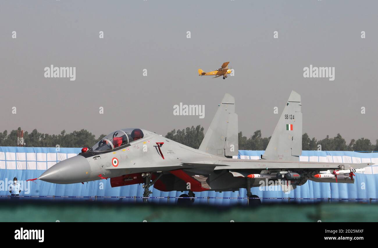 Delhi, Indien. Oktober 2020. Ein zweimotoriges, supermanövrierfähiges Kampfflugzeug mit zwei Sitzen, das während der Generalprobe für die Parade zum Airforce Day auf der Hindon Airbase ausgestellt wurde.die Indian Air Force führte eine Generalprobe einschließlich eines Flieges an ihrem Flugzeug vorbei, auf ihrer Hindon-Basis in Ghaziabad zum 88. IAF Day am 8. Oktober. Die Flugzeuge Tejas LCA, Jaguar, Mig-29, Mig-21 und Sukhoi-30 waren Teil der Probe, neben dem neu eingeführtem Rafale-Kampfjet, sagte ein IAF-Beamter. Kredit: SOPA Images Limited/Alamy Live Nachrichten Stockfoto