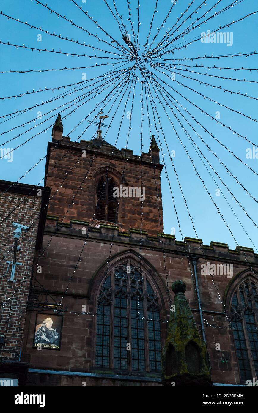 Ein Spinnennetz von Weihnachtslichtern schwebte über dem Chester Überqueren Sie einen klaren blauen Winterhimmel Stockfoto