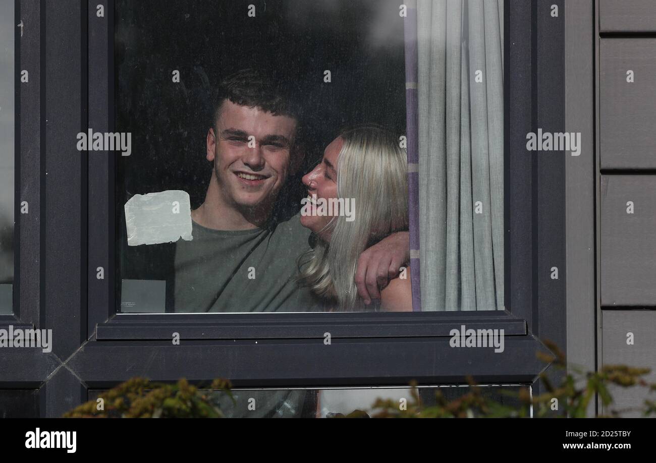 Studenten Peter und Ell an der Forge Studentenunterkunft an der Sheffield Hallam University, die einen Anstieg der Zahl der Covid-19 Fälle unter seinen Studenten gesehen hat. Stockfoto