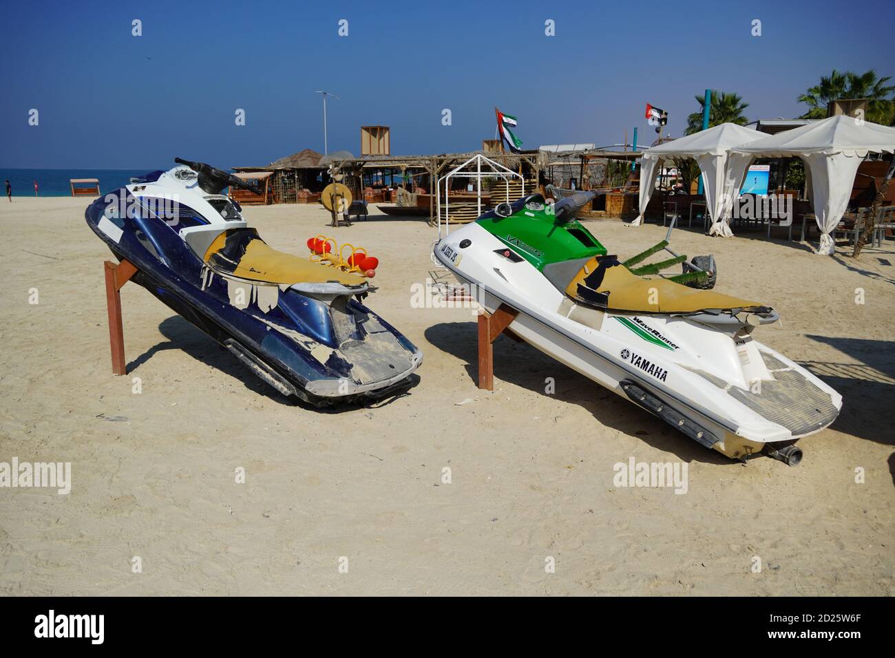 Zwei Bunte Jet Ski Am Strand Der Ferienzeit Geparkt. Old Jet Skis On The Beach On Wooden Trailer. Blue And White Jet Ski - Dubai Vae 20. Januar Stockfoto