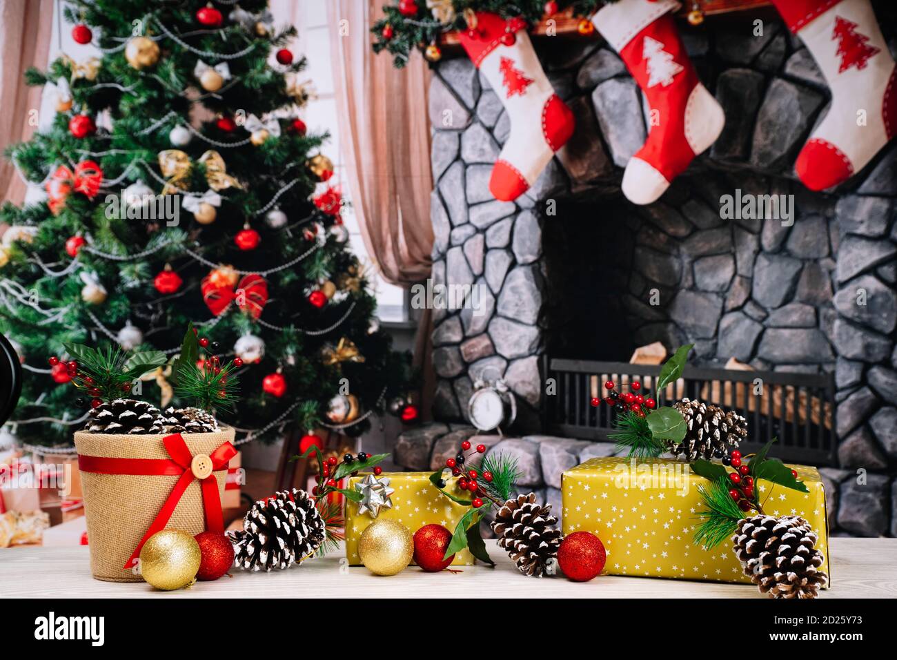Weihnachtshintergrund mit Geschenken, Tannenzapfen und Baum Stockfoto