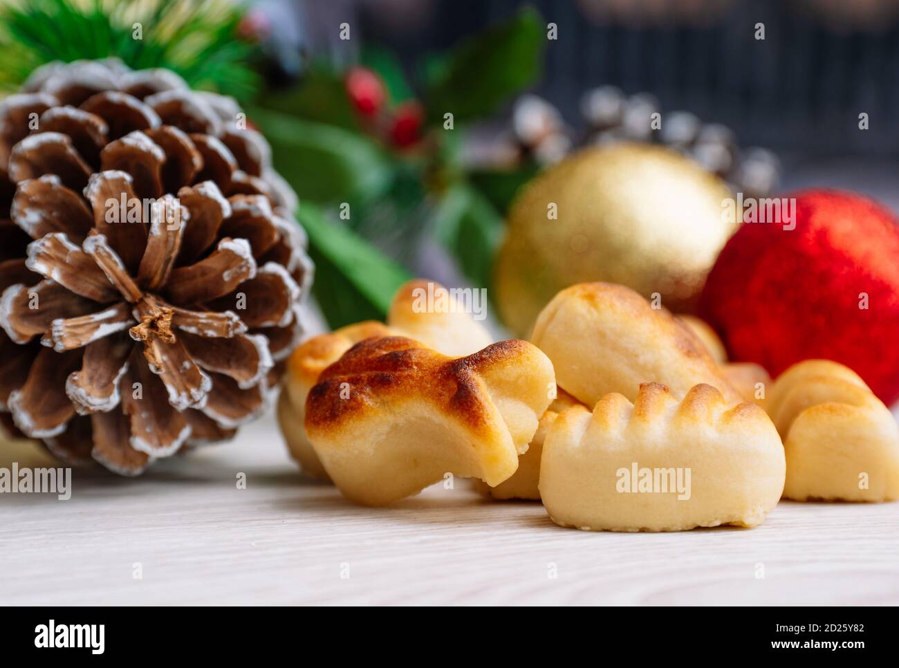 Weihnachtshintergrund mit Marzipan, Geschenke, Tannenzapfen und Baum Stockfoto