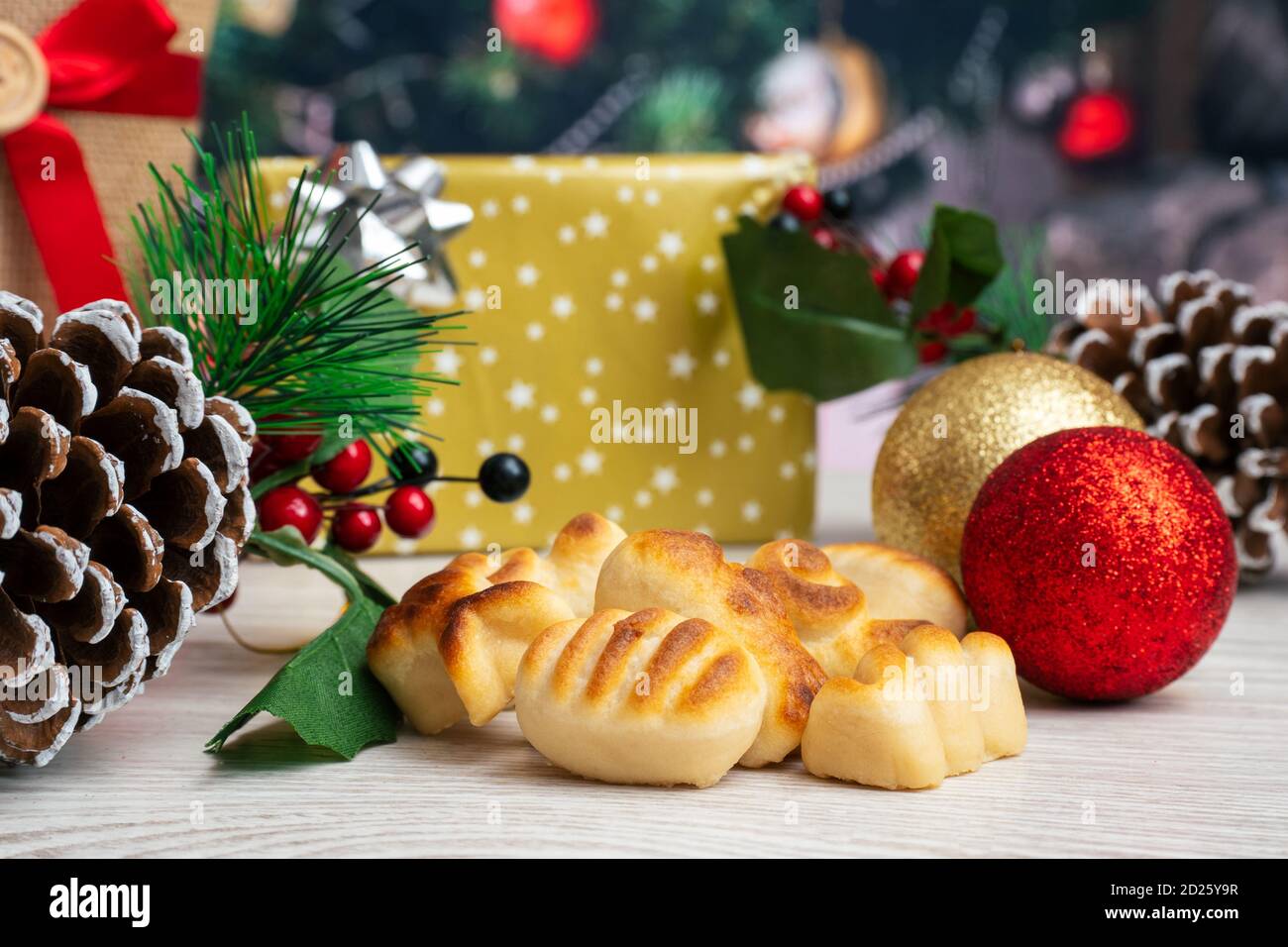 Weihnachtshintergrund mit Marzipan, Geschenke, Tannenzapfen und Baum Stockfoto