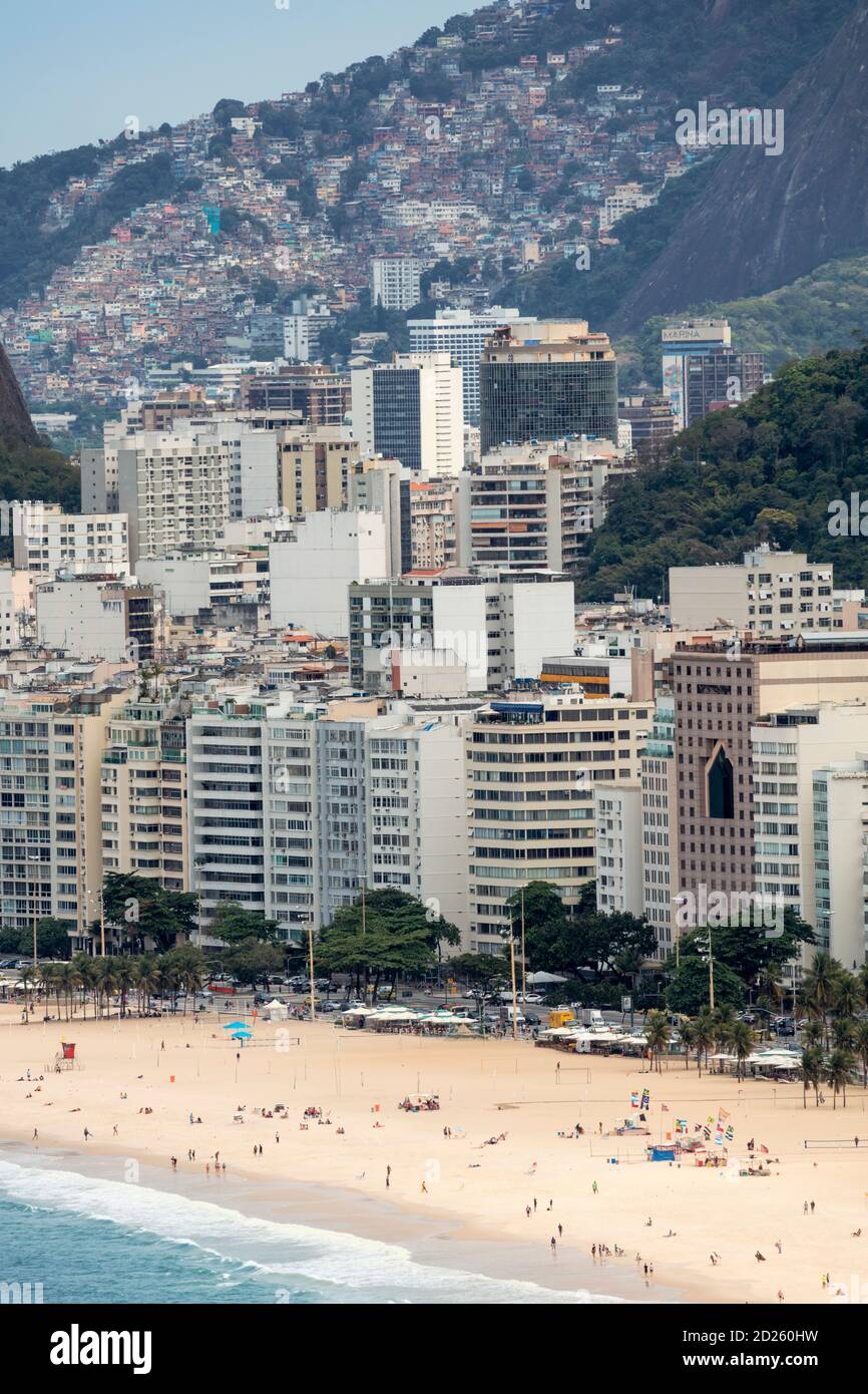 Brazi, Rio de Janeiro, erhöhter Blick auf Copacabana Strand und die Pavao Pavaozinho / Cantagalo Favela Slum Gemeinschaft Stockfoto