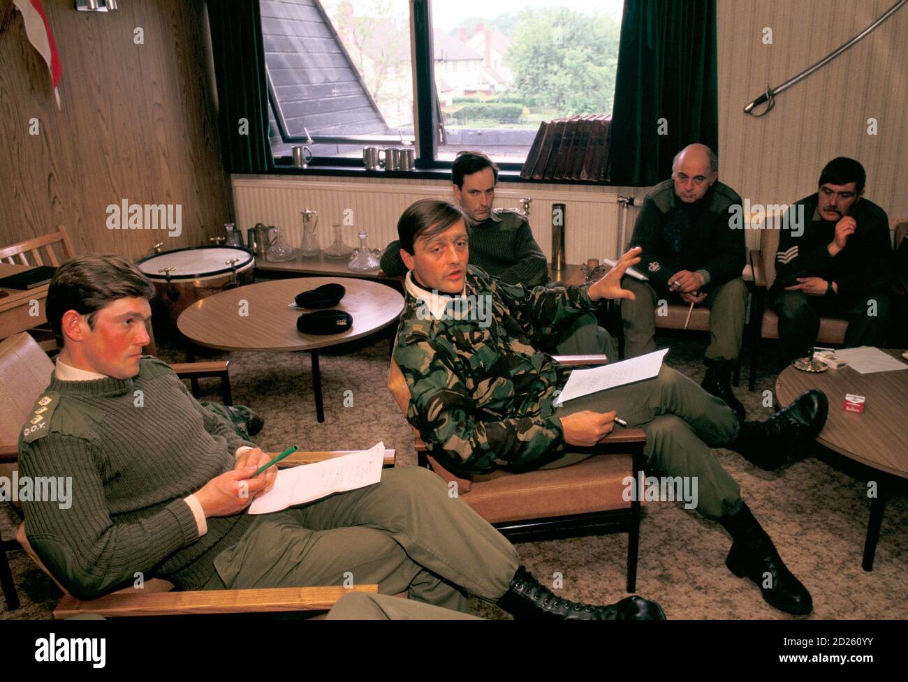 Territoriale Armee UK 1990er Offiziere Mess Queens eigenen Yeomanry, Cheshire. Herzog von Westminster der 6. Herzog, in der Offiziersschlacke nach dem Mittagessen, Diskussion über die Tagesübungen. HOMER SYKES Stockfoto