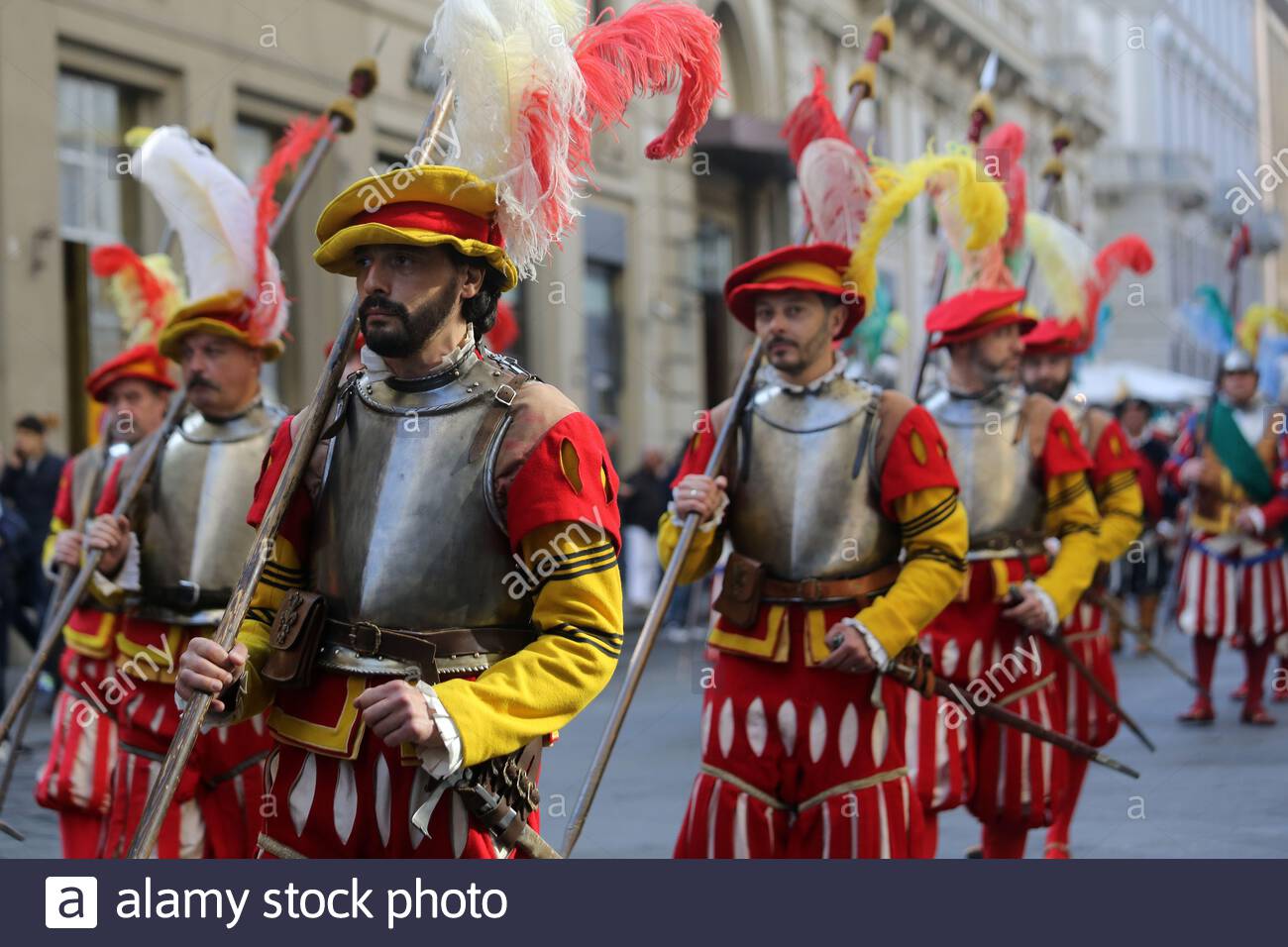 Die Teilnehmer an der Explosion der Karren Zeremonien auf eine Show für das Publikum in Florenz zu Ostern Zeit. Stockfoto