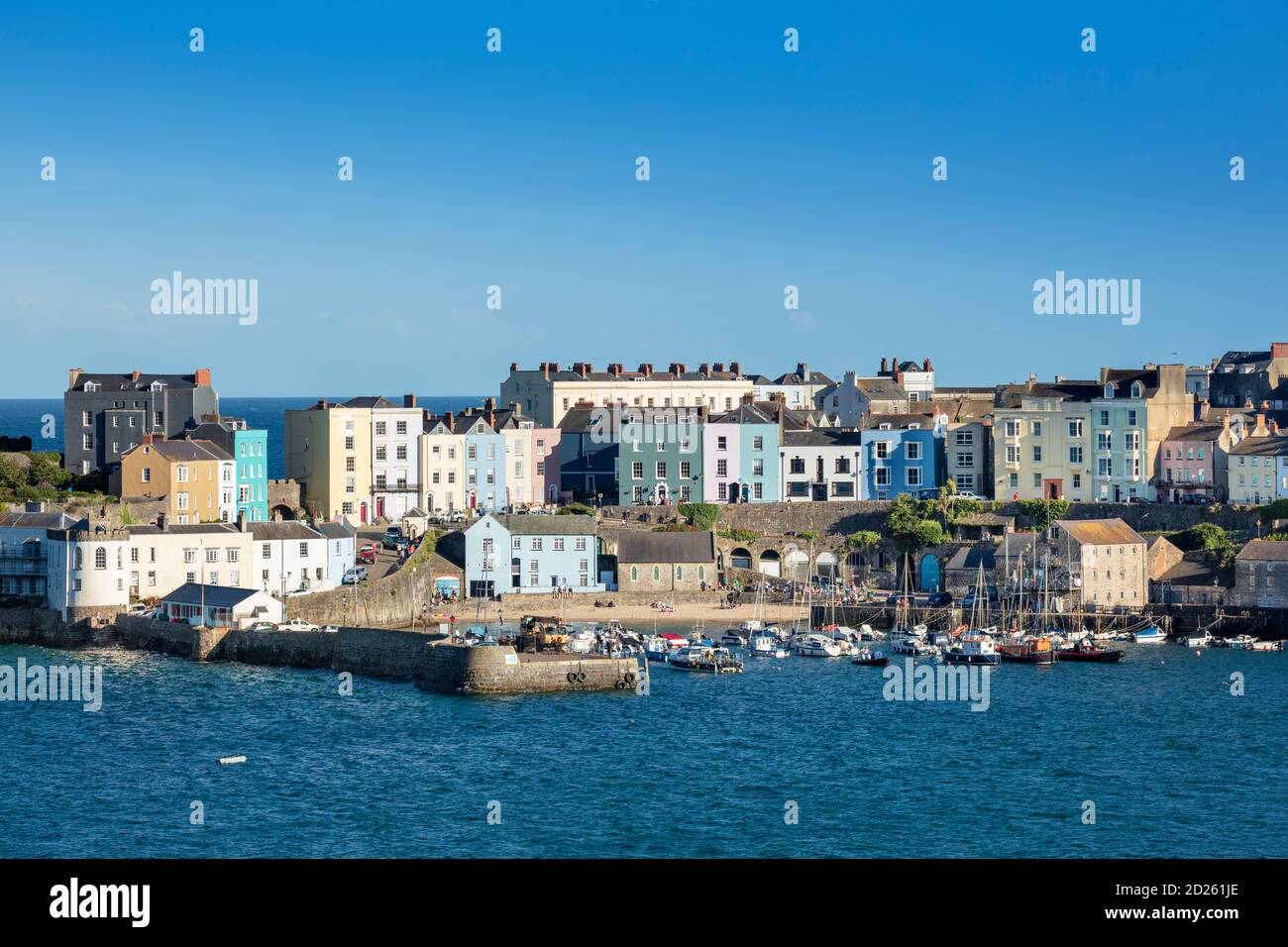 Tenby Stadt und Hafen, Sommertag, blauer Himmel, Pembrokeshire Resort, Carmarthen Bay, Bristol Channel, Seaside, Wales Stockfoto